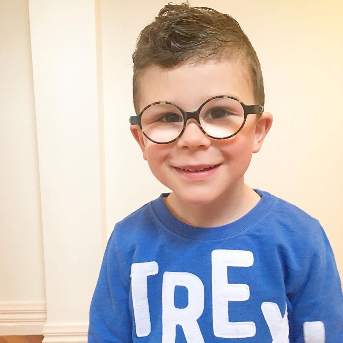 How sweet does Zac look in his Harry Potter-esque glasses 😍

Love how soft the camo looks in this frame - and Zac absolutely rocks them! Thank you for sharing @hollie.ismaili 💖🤓

#tomatoglasses #tomatoglassesaustralia #kids #kidseyewear #kidsoptic