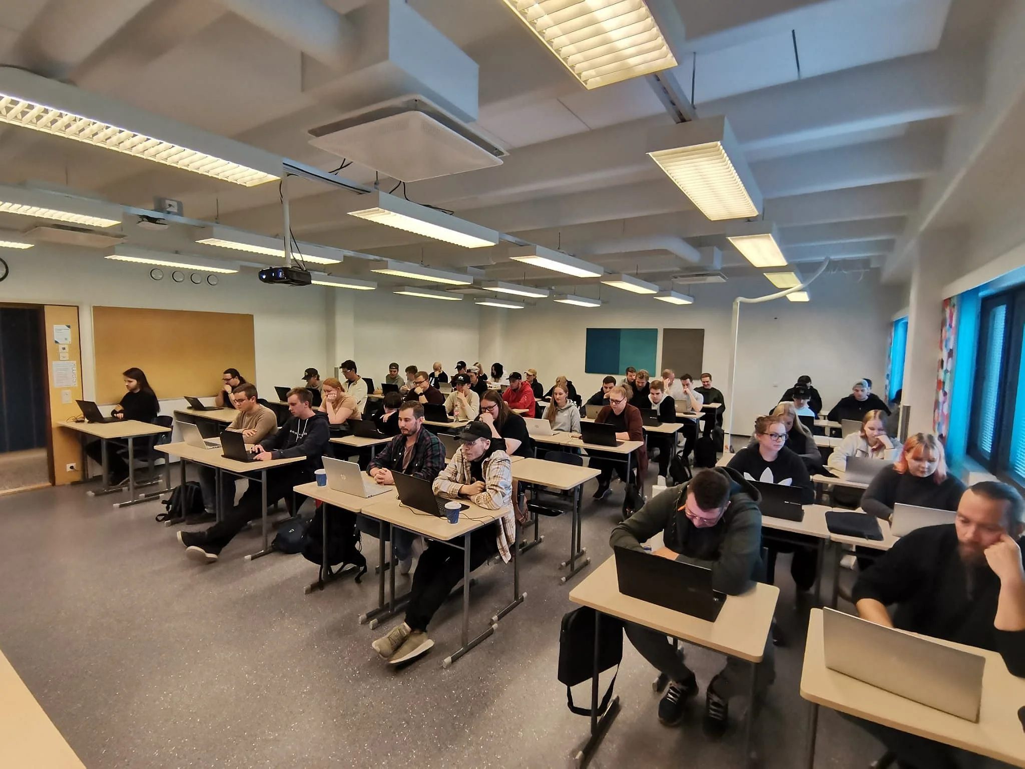 Teollisuusväylä amiksesta amkiin 