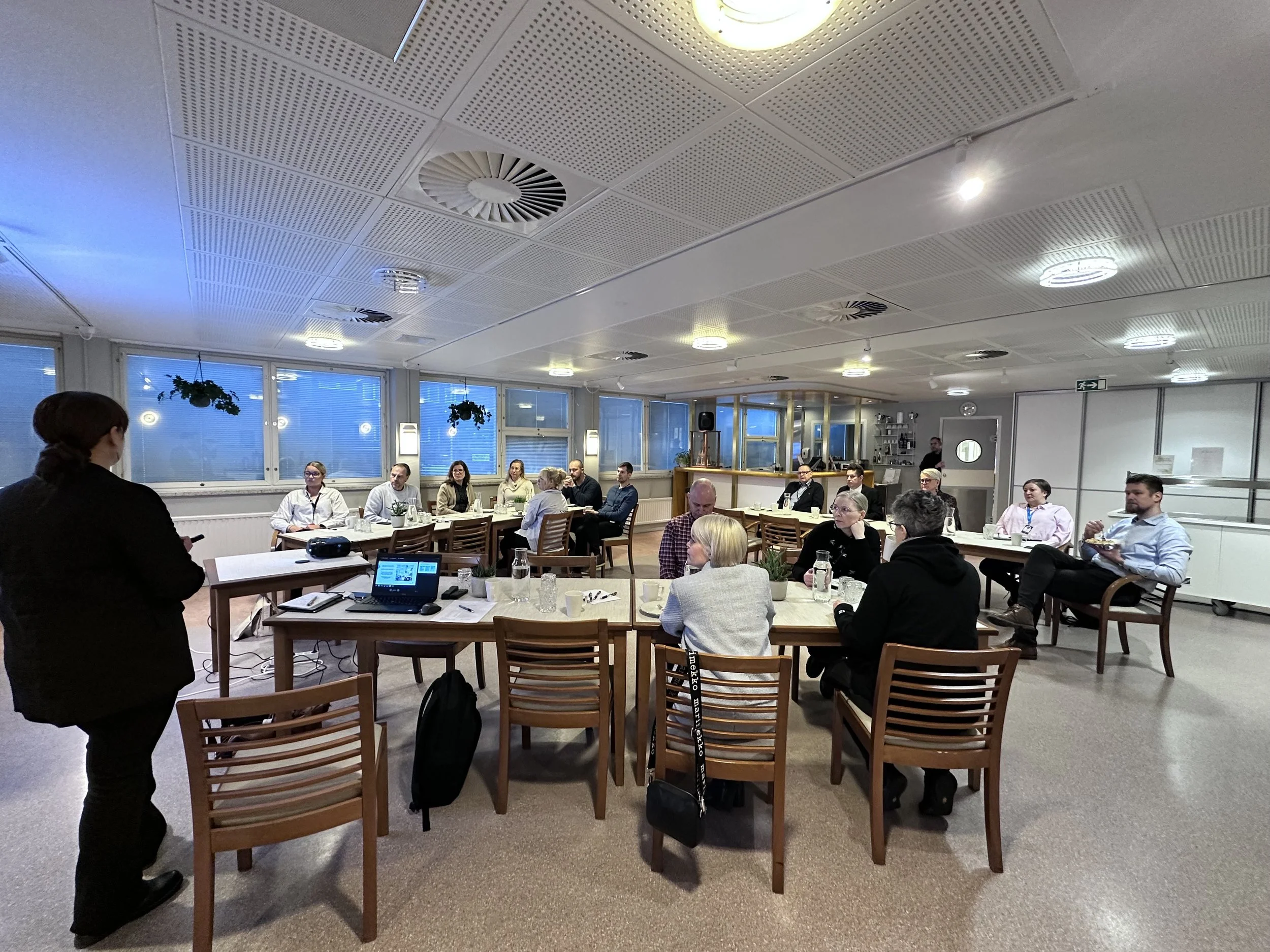 Kumppaniasiaa Seaside Campus -aamiaisella