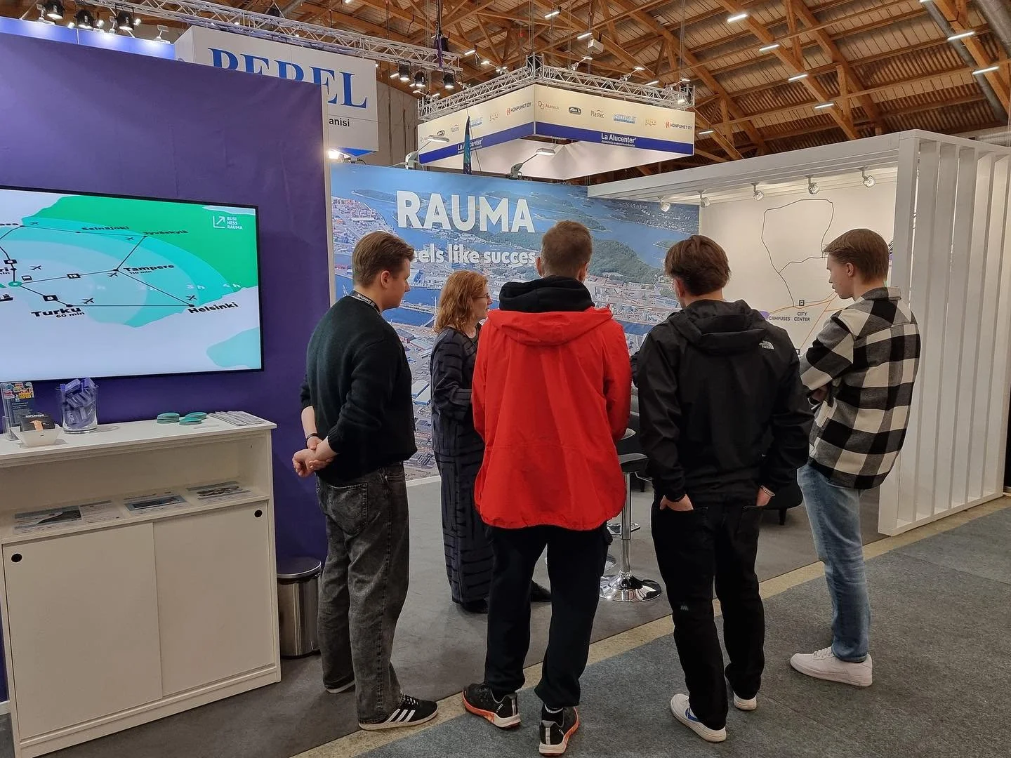 @alihankinta -tapahtuma Tampereella. Rauman meriklusterin ⚓️kesätyöpaikat kiinnostavat opiskelijoita 👨‍🎓 👍