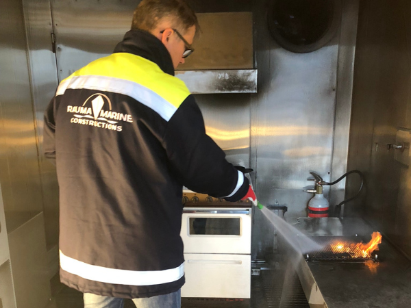 Alkusammutuskoulutusta palosimulaattorissa