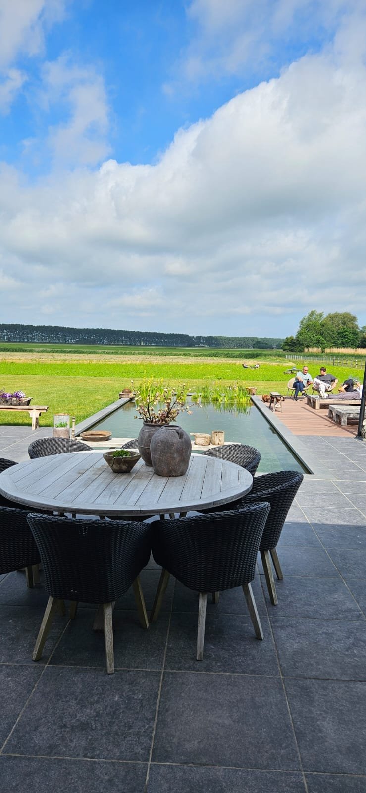 Rustige buitenruimte achter het de luxe vergaderlocatie in Zeeuws-Vlaanderen met natuurlijk zwembad