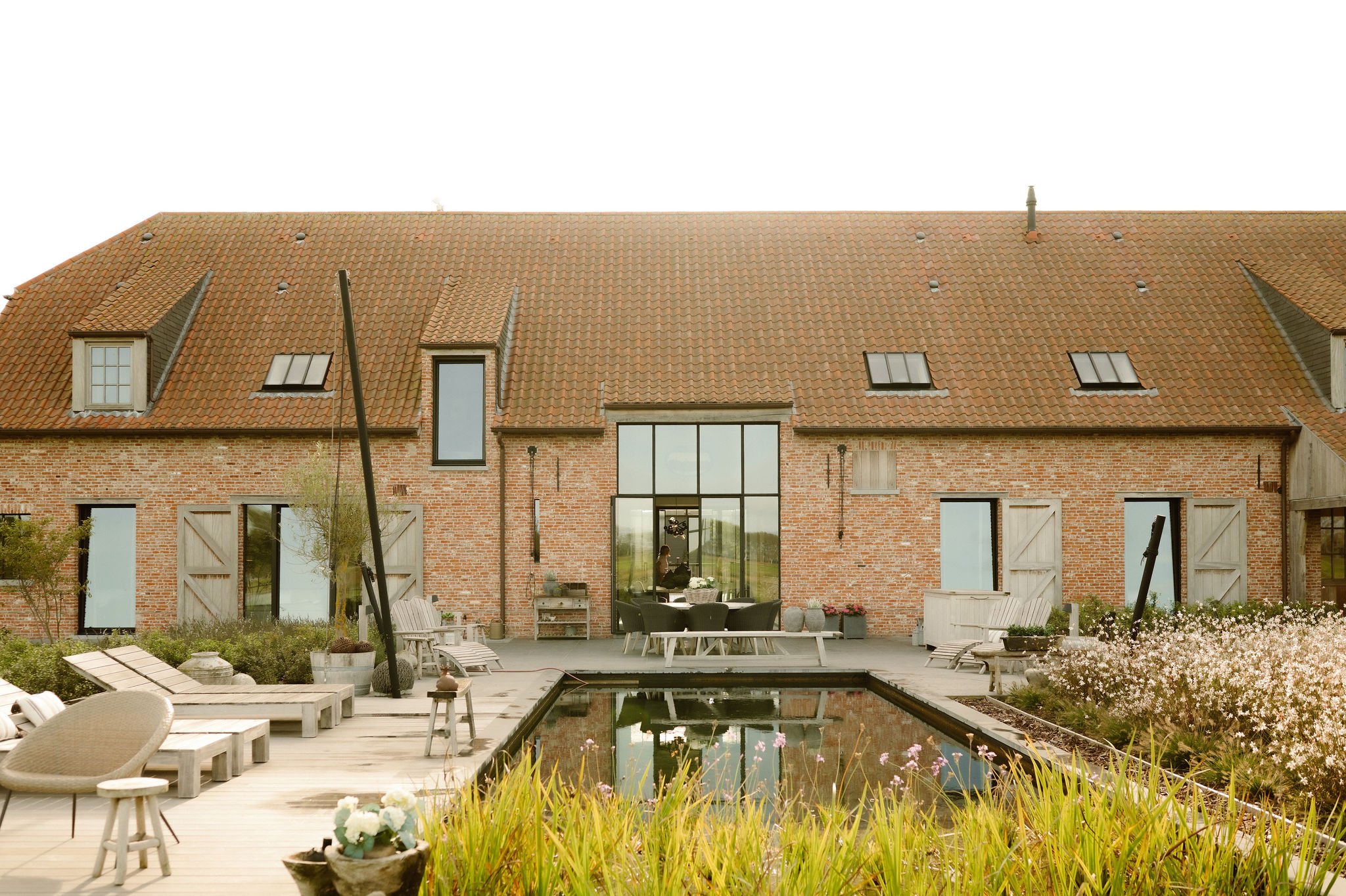 Boerderij van B&B Het Verborgen Geluk in Zeeland met tuin, terras en natuurlijke zwemvijver