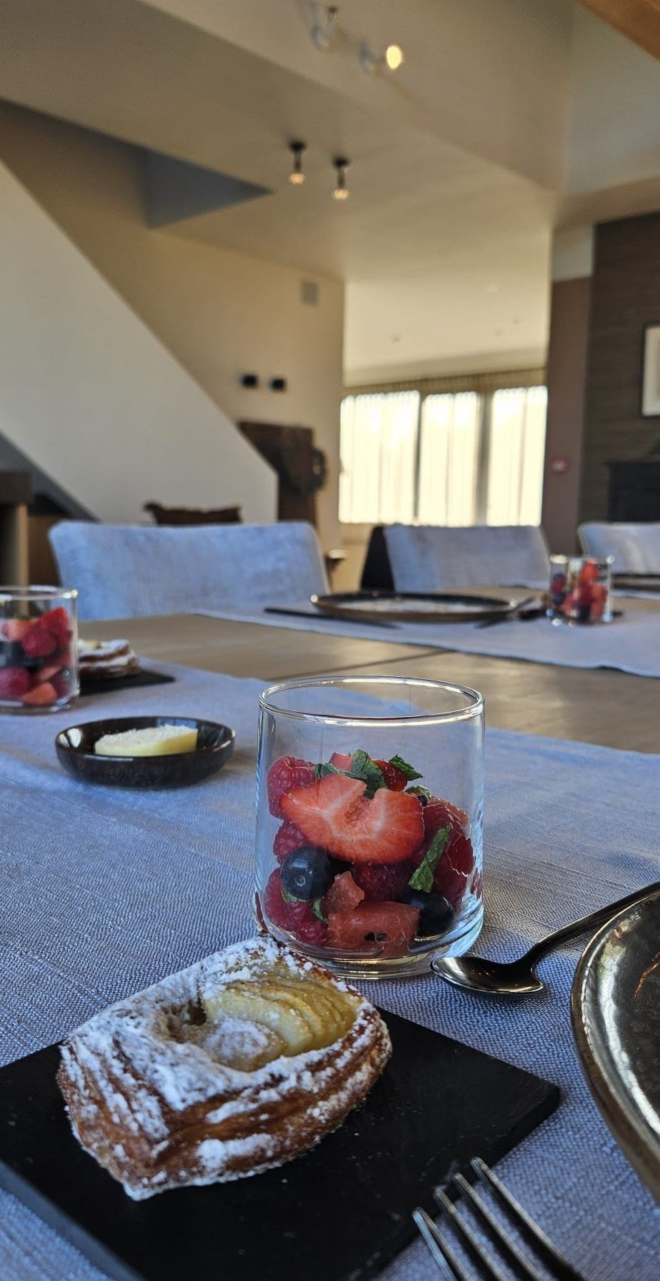 Lange ochtend aan de ontbijttafel met huisgemaakt ontbijt, B&B Het Verborgen Geluk Zeeland