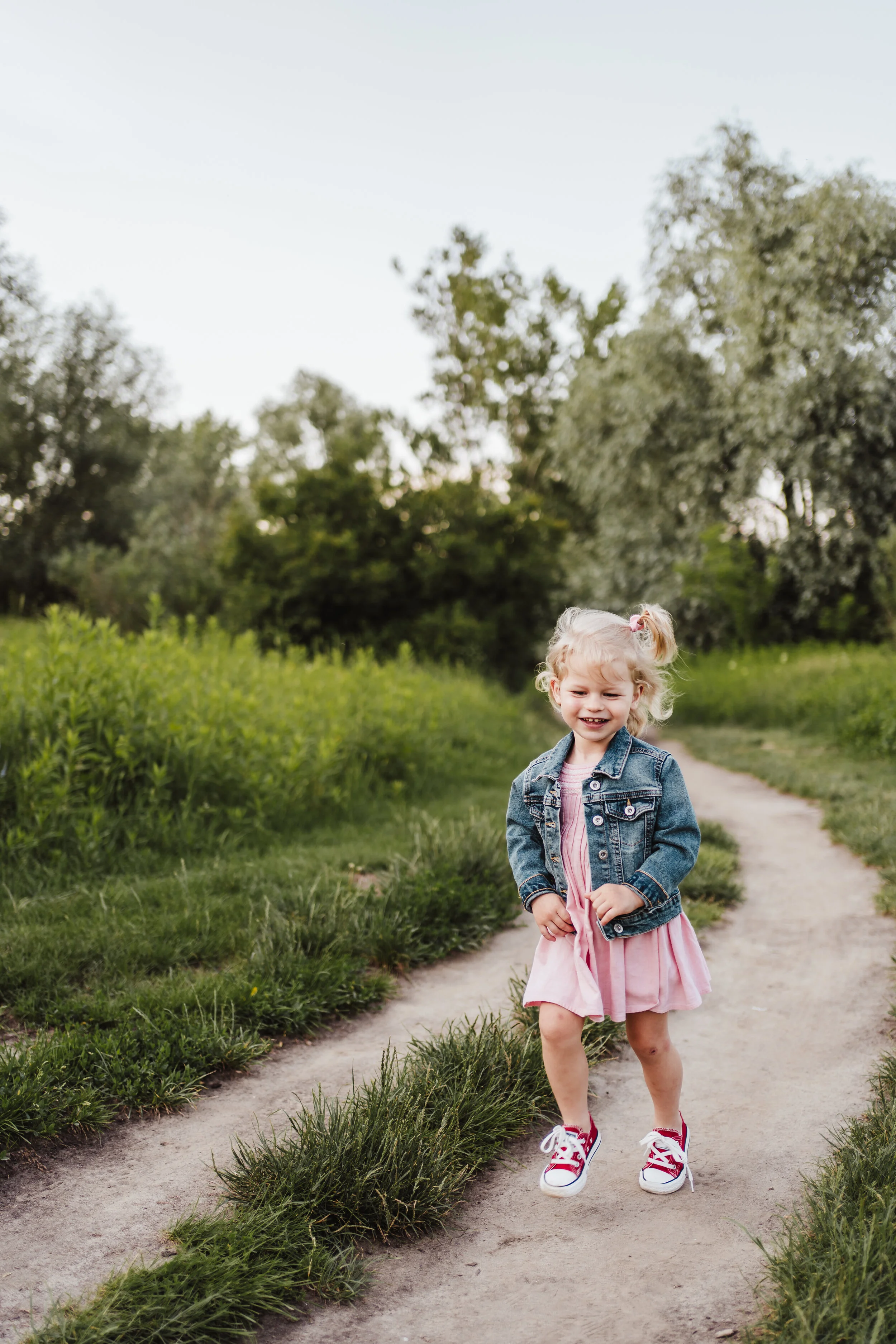 dziewczynka na ścieżce