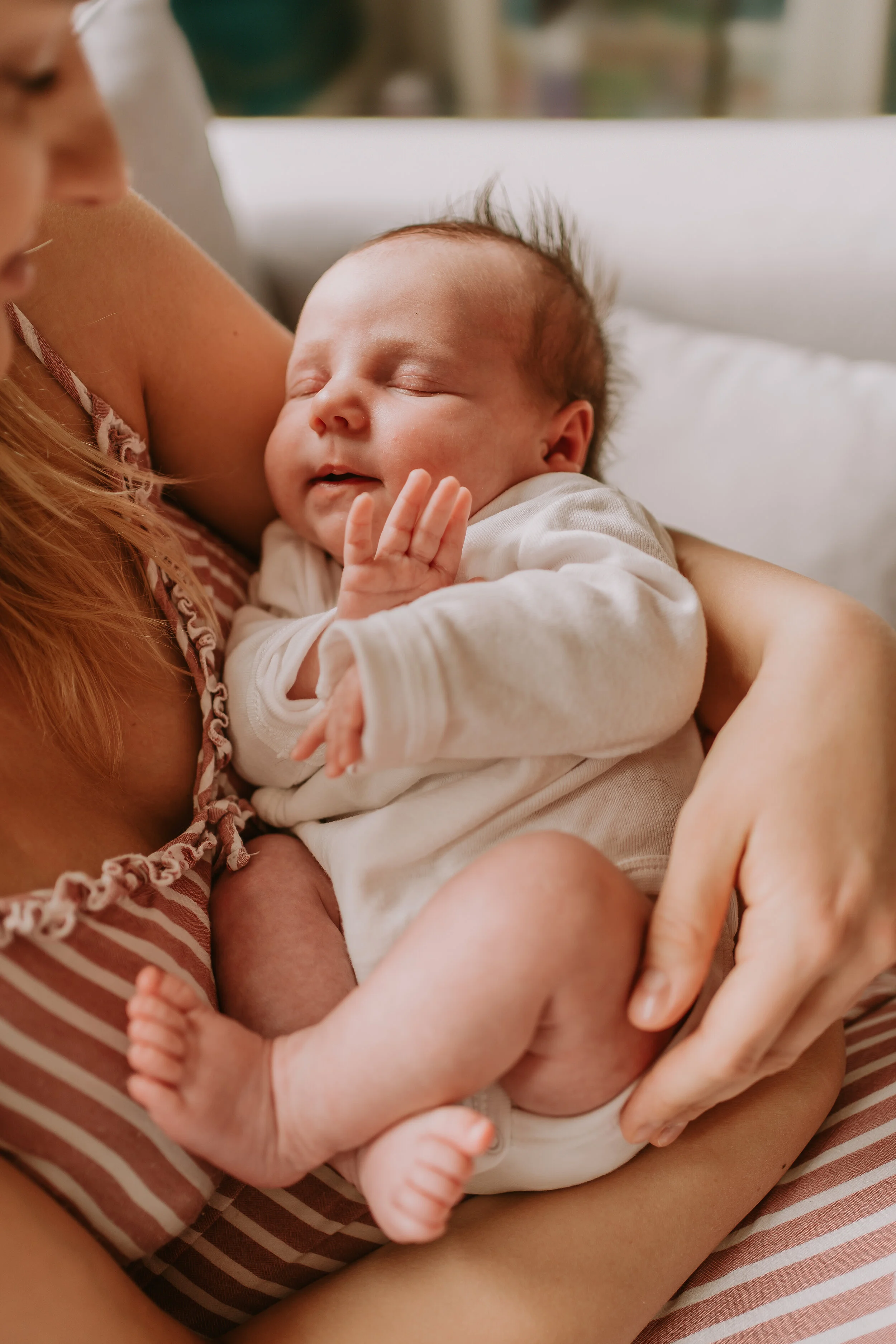 noworodek w objęciach mamy