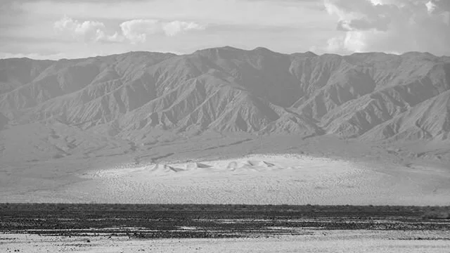 Desert, dunes, and mountains. Death Valley, California.
.
.
.
.
.
.
#deathvalley #rocks #rockformation #nature #naturephotography #landscapephotography #natgeo #canon #canon7d #america #americanbeauty #travel #roadtrip #travelphotography #bnw #instab