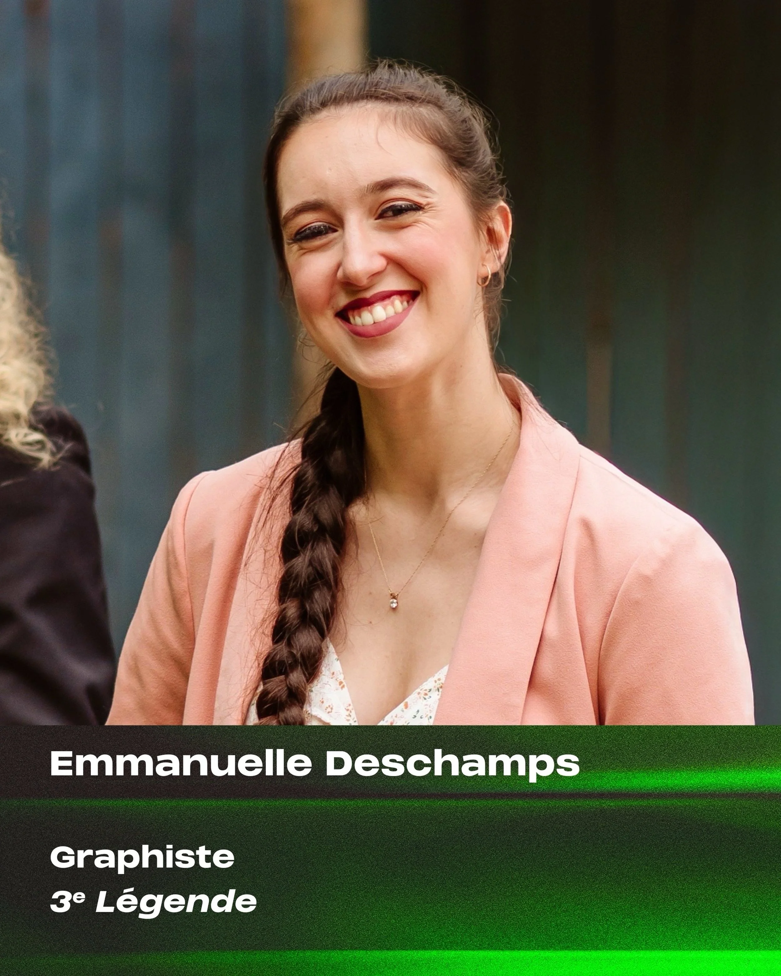 Nous vous pr&eacute;sentons notre graphiste, Emmanuelle Deschamps! Si vous avez d&eacute;j&agrave; vu un spectacle de 3e L&eacute;gende, vous connaissez probablement d&eacute;j&agrave; le travail d&rsquo;Emma. Son expertise et son savoir-faire se ret