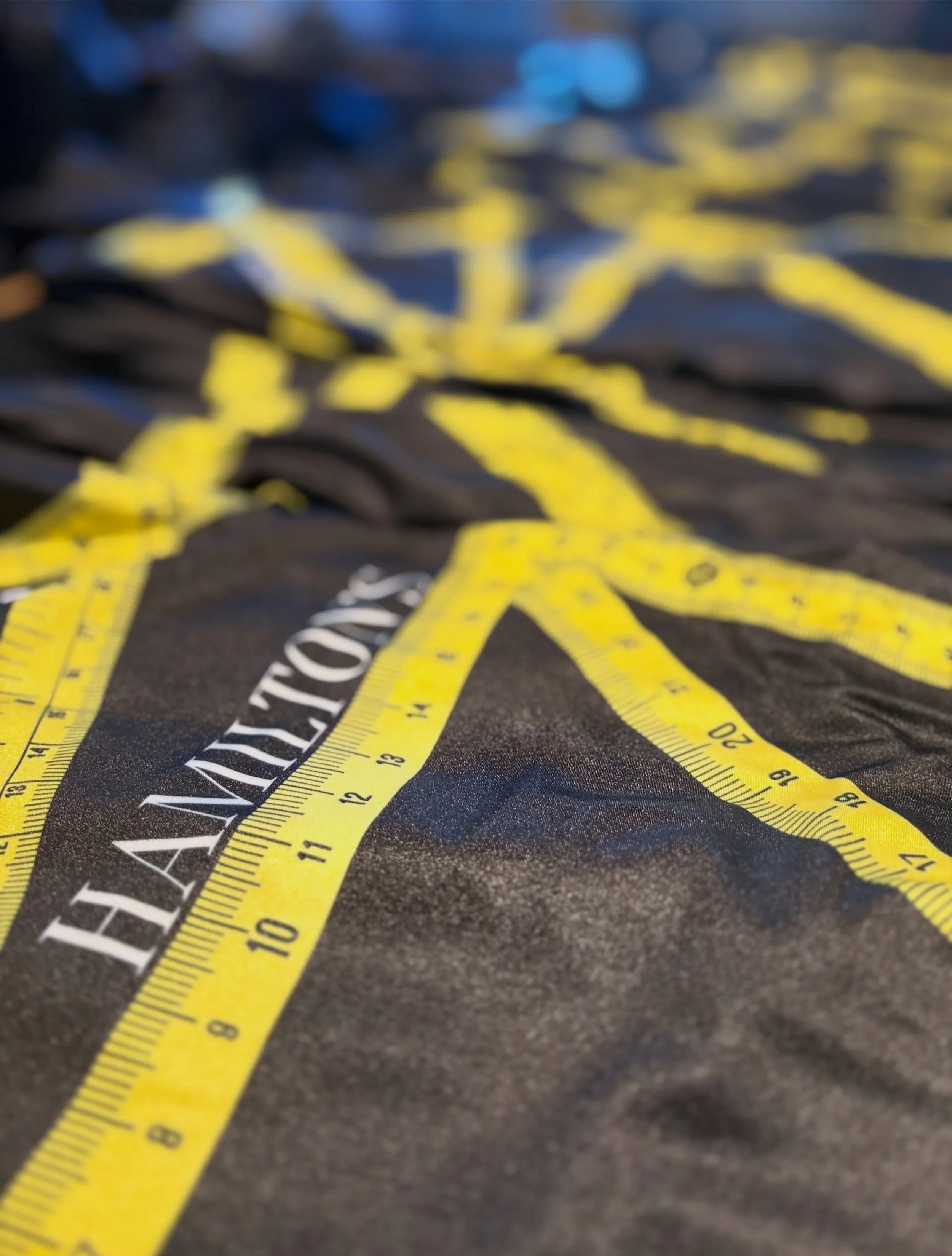 Les essayages de costumes se font en toute simplicit&eacute; gr&acirc;ce &agrave; @hamiltonstheatrical! Leurs uniformes d&rsquo;essayage offerts dans diff&eacute;rentes tailles permettent de trouver rapidement le fit parfait pour chaque membre.

Main