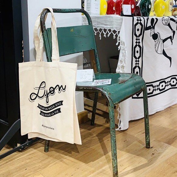 Nos tote bags @ateliercoton_serigraphie sont disponibles au Summer Little Market du 18 au 20 juin de 10H &agrave; 19H | 12 rue de la monnaie - 69002 LYON ou bien sur notre site internet www.pourunweekendoupourlavie.com 😊 . . #lyon #lyonnaise #monlyo