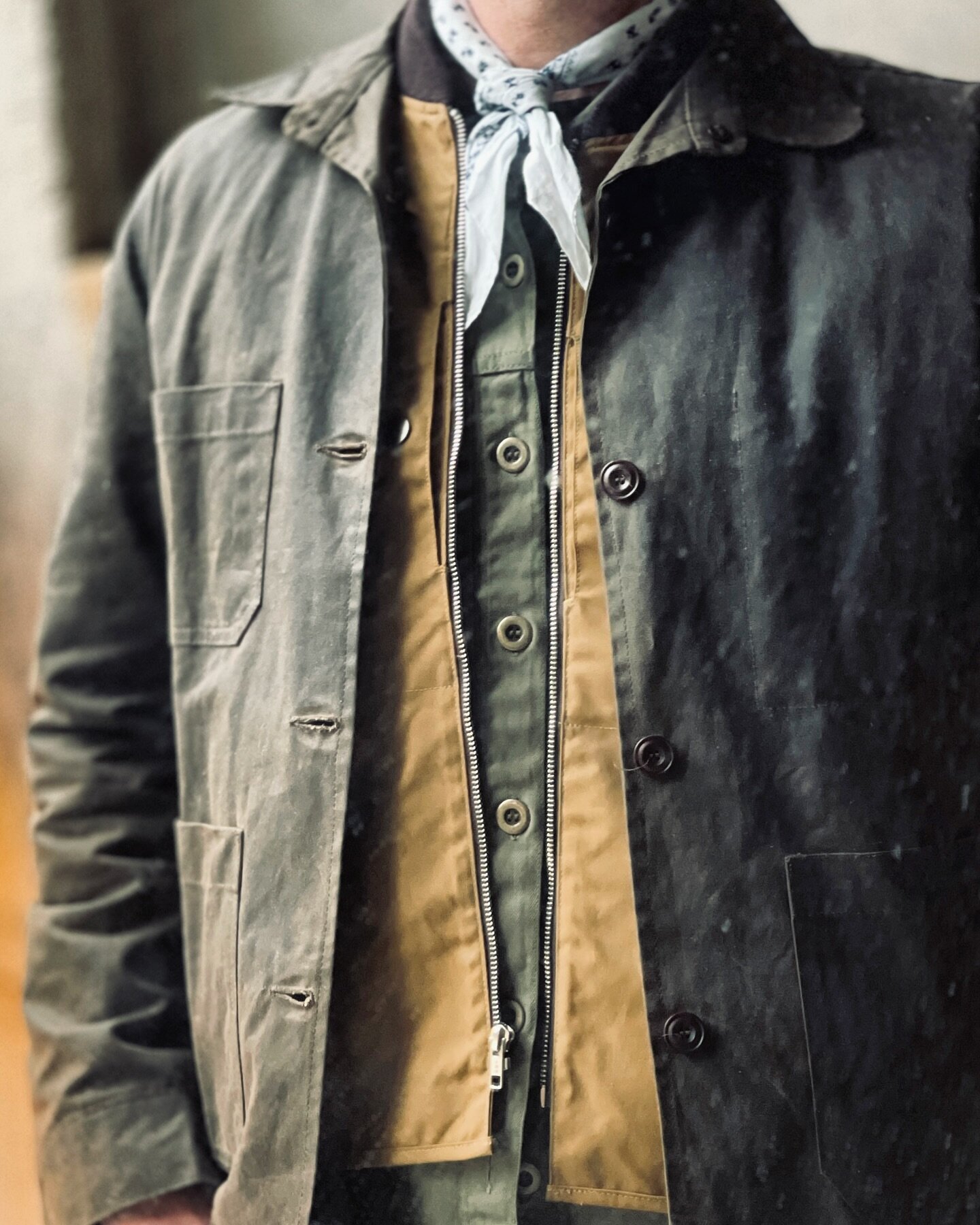 Staying dry is a good look 💚

Antique Wax Chore Coat - 3 colours
Waxed Fabric @halleystevensons 
Corozo Nut Buttons @courtneycobuttonmakers 
Sizes S -5XL

Military &amp; Workwear Style Inspired. 

Performance fabric &amp; construction led.

Classic 