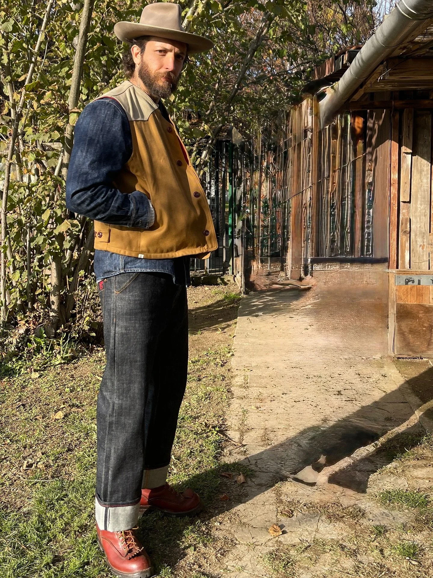WE ARE FUNDED AND IN PRODUCTION ✌️✌️✌️Only 25 are left Size Small &ndash; 3 XL
The Western Rugged Dry Waxed Cotton Vest part of our Limited To 100  collection
Available in 2 colours - Tobacco body with light khaki yoke or light khaki body with a toba
