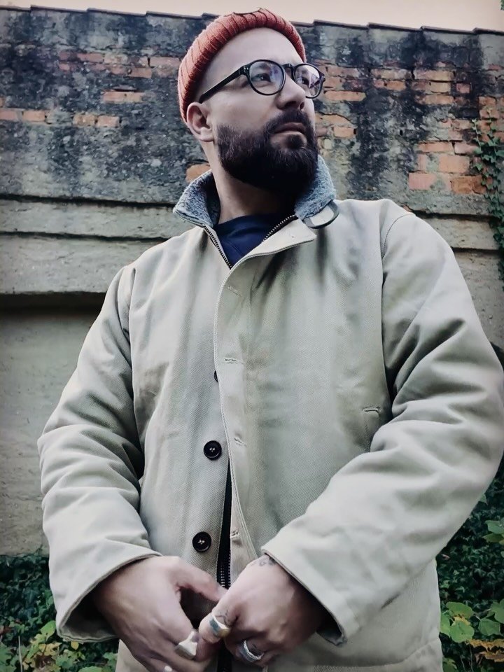 ⚓️The iconic N1-DC ⚓️

12oz. Halley Stevenson Dry Waxed Canvas Twill outer

Lambswool fur lining and collar

Undercollar zig-zag stitching

Buttoned Throat latch

6 - Corozo nut buttons with placket front closure &amp; hidden - YKK zipper - Size 8

I