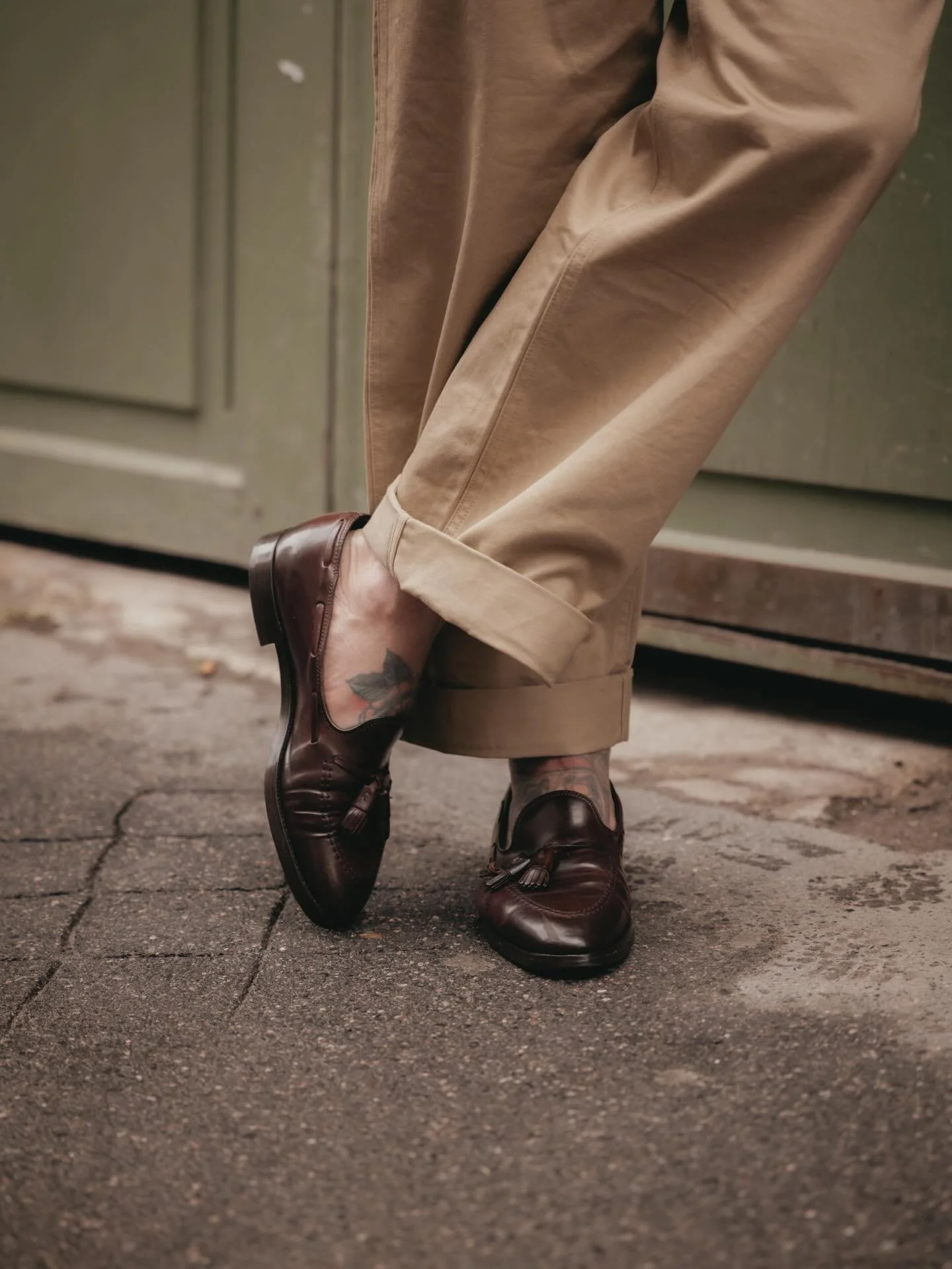 In-Stock - 1940s US Army Officers Chinos

Our version stays true to the original using period-correct detailing, style and fit, cut and construction. They&rsquo;re made from 10oz garment dyed cotton canvas providing a washed vintage feel and look.

T