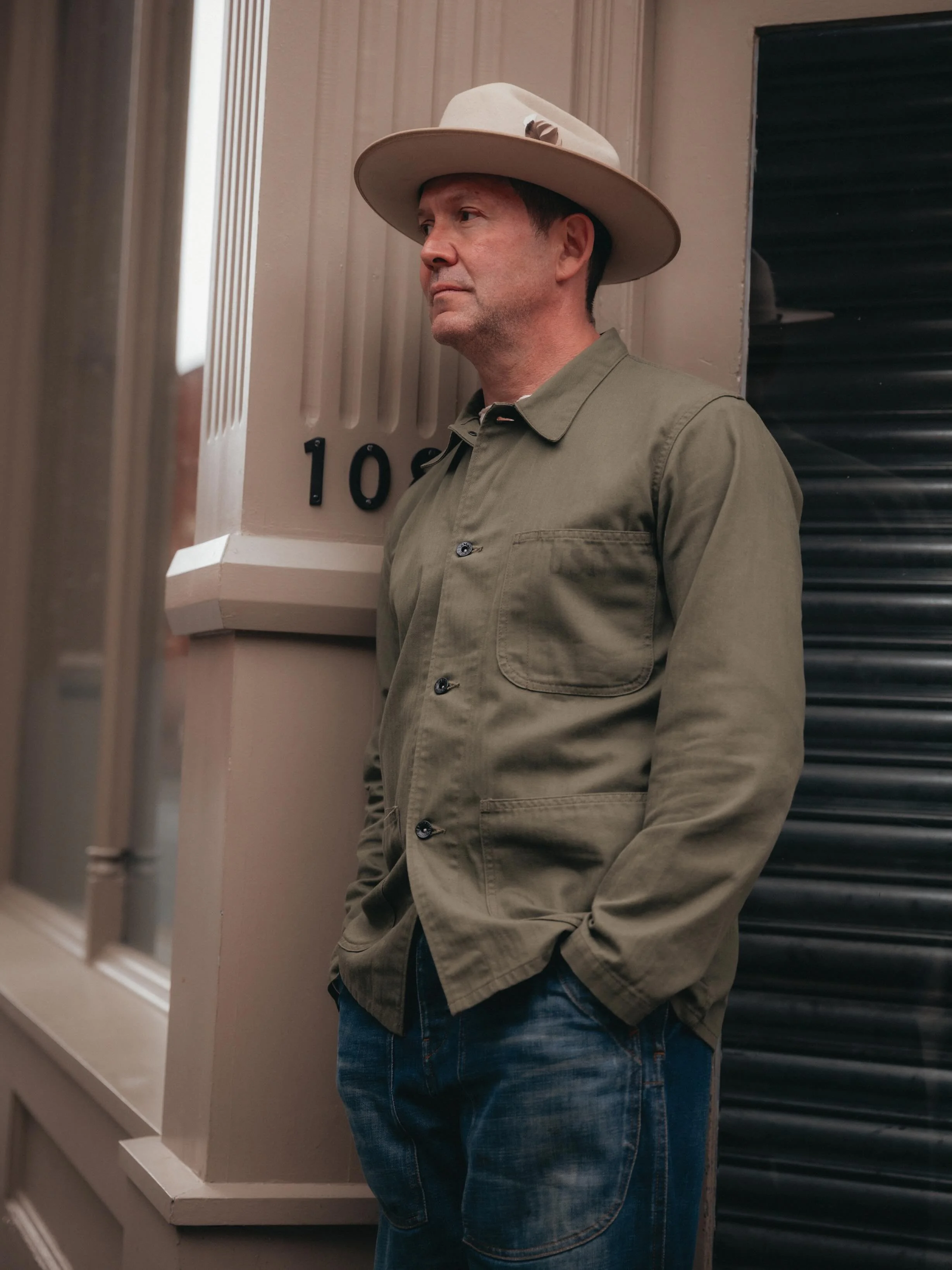 N-3 Utility Jacket - Preorder code N3PRE10 for 10% off
A late 1930s U.S. Navy design, worn across naval and Marine units. Constructed in durable cotton herringbone twill. Clean, boxy cut with a hip-length profile, twin chest patch pockets, and a butt