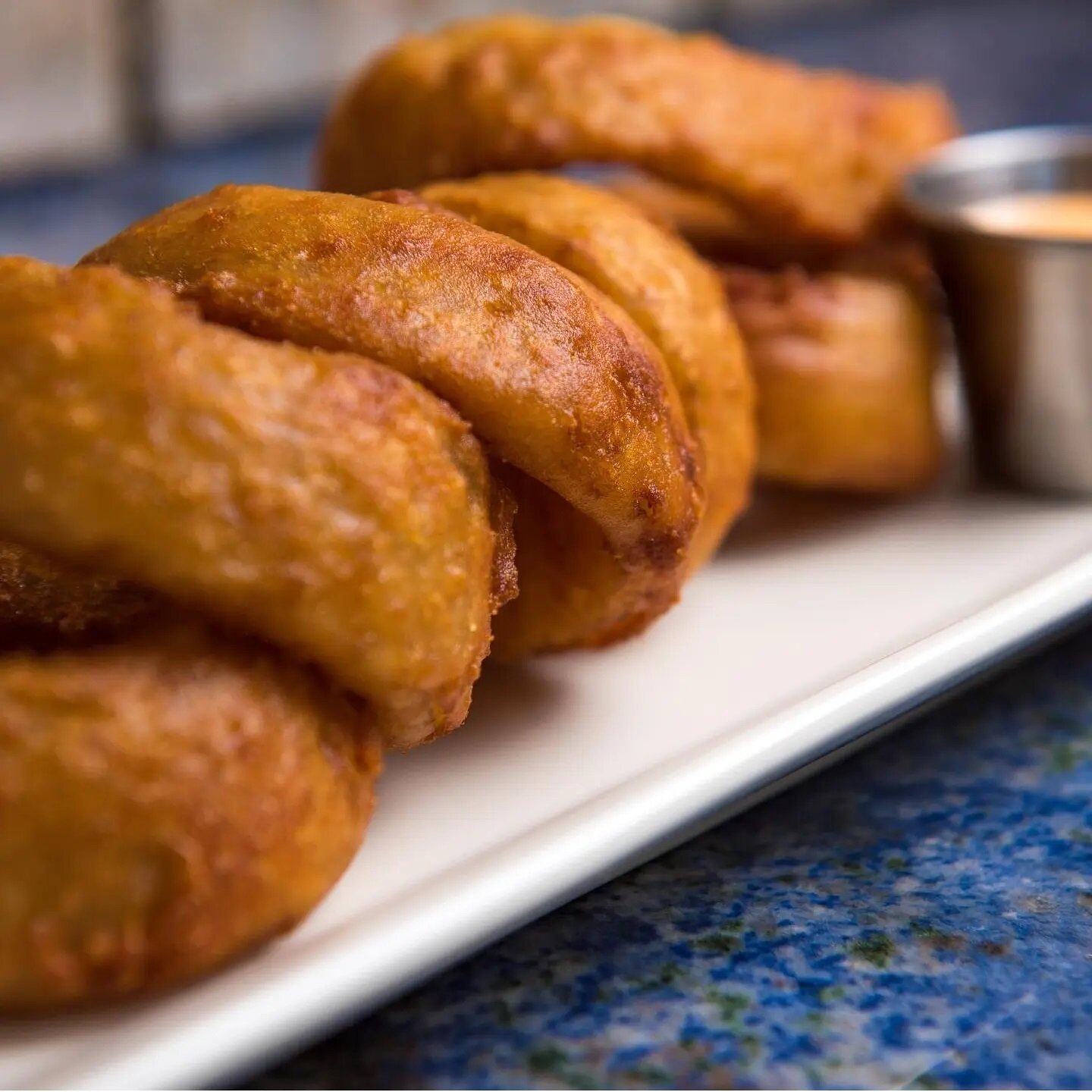 The &ldquo;Beer-Battered Onion Rings,&rdquo; may be one of our menus best kept secrets... 🤤 Join us for lunch, dinner, and drinks 7 days a week!
