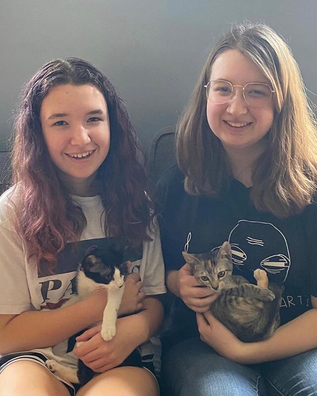 It&rsquo;s Friday, and you know what that means! Another #HappyTailsMarathon 🤩 This week we said &ldquo;happy furever&rdquo; to these lucky cats and dogs! #swipe
🐾 Panda and Jazmin, our bonded kitten pair, love their new human sisters
🐾 Roger and 