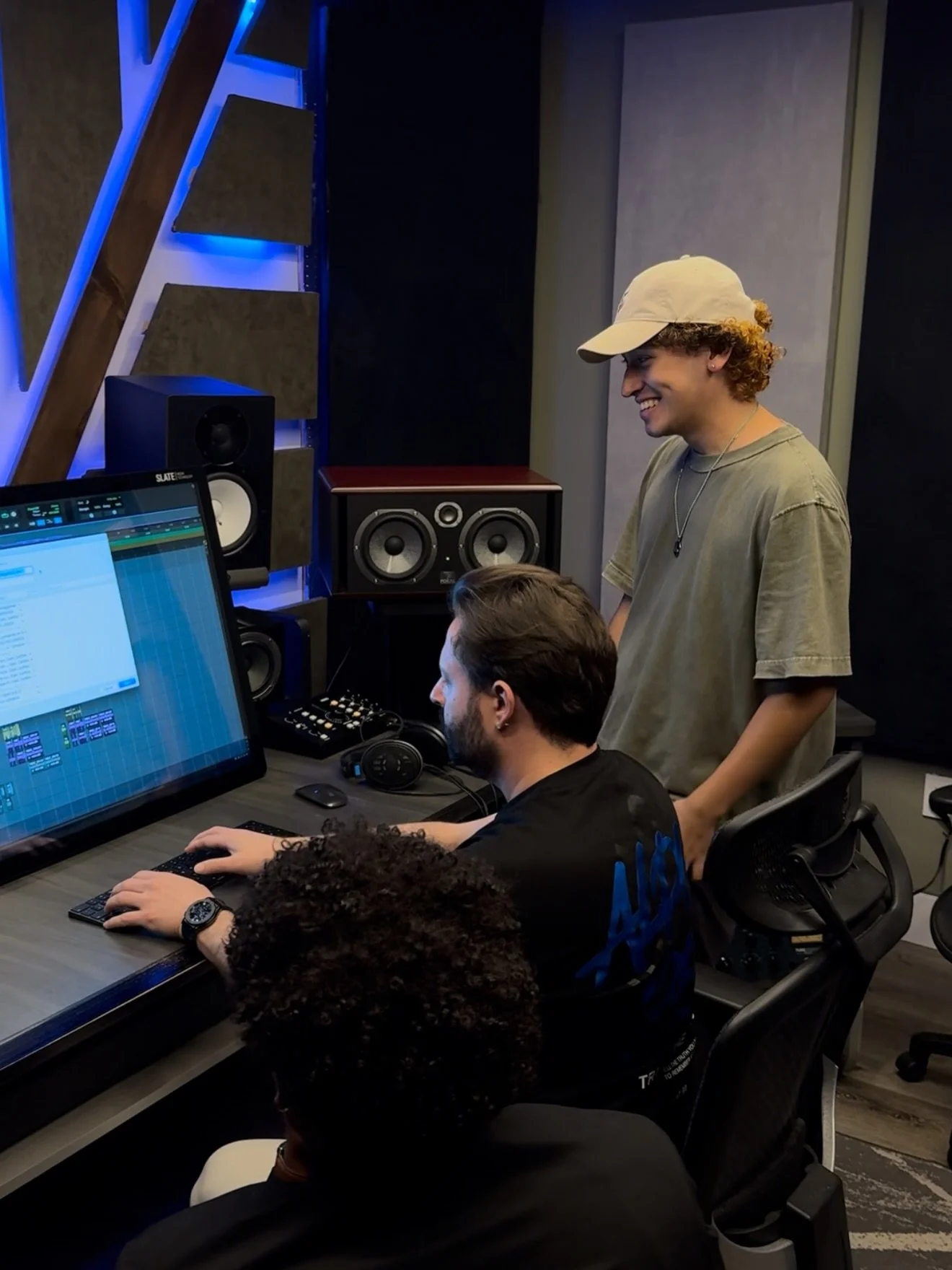 Comenzando el 2026 fuerte con &ldquo;La Culpa&rdquo; de @chrislahera . Una canci&oacute;n donde pude crecer como artista, aportando a la composici&oacute;n y ingenier&iacute;a de grabaci&oacute;n - junto al maestro @eduardopepato 🇧🇷🇻🇪🇨🇺🇺🇸

St
