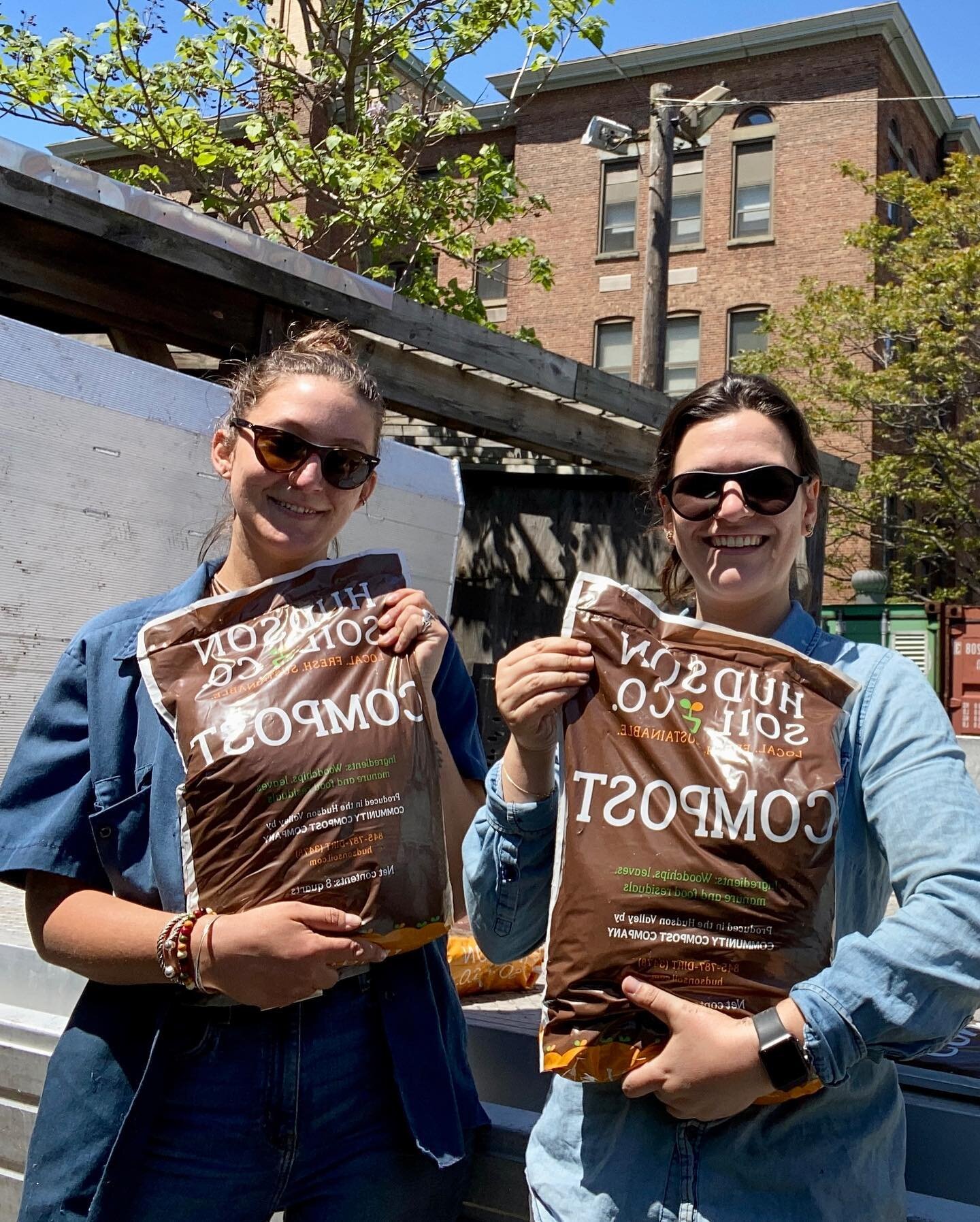 Happy International Compost Awareness Week! We&rsquo;re celebrating with our Compost Givebacks. Each spring and fall we giveback a bag of @hudsonsoil as part of our pick-up service. 
.
This years #icaw theme is For Healthier Soil, Healthier Food&hell