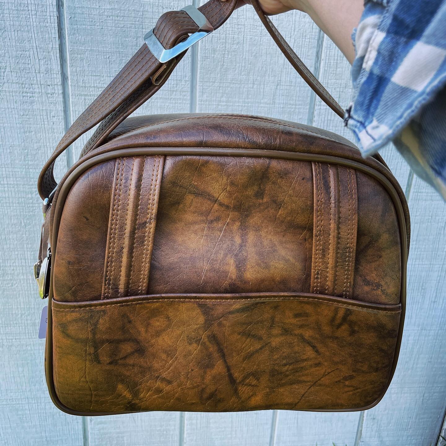 Need a weekend bag?? This beaut along with a slew of other goods will be up for grabs (for local pick up) in the stories tomorrow afternoon! Just in time for the long weekend! Tell your friends. :)