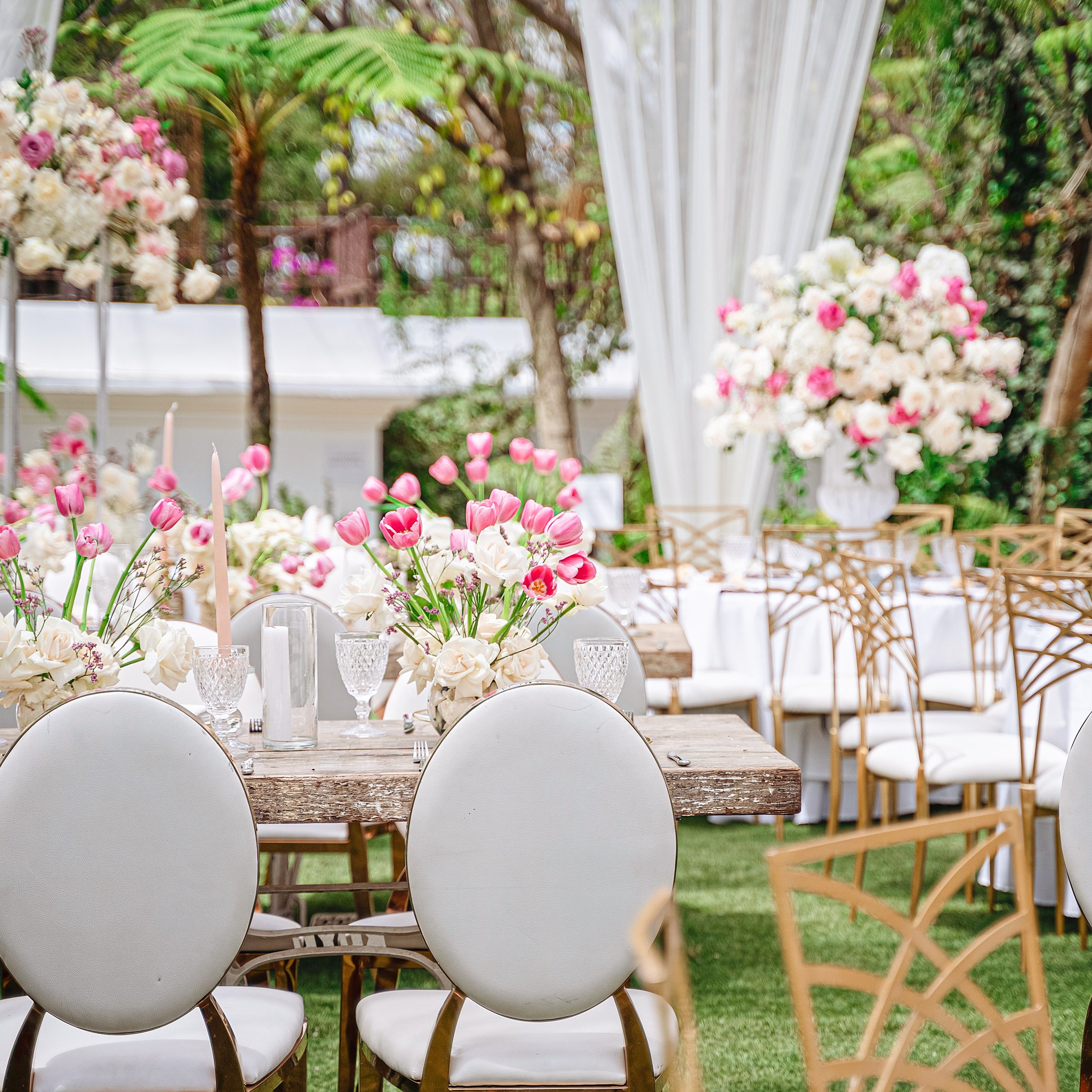 An explosion of flowers to brighten your perfect day 🌸💘 Decor @flormorenadeco