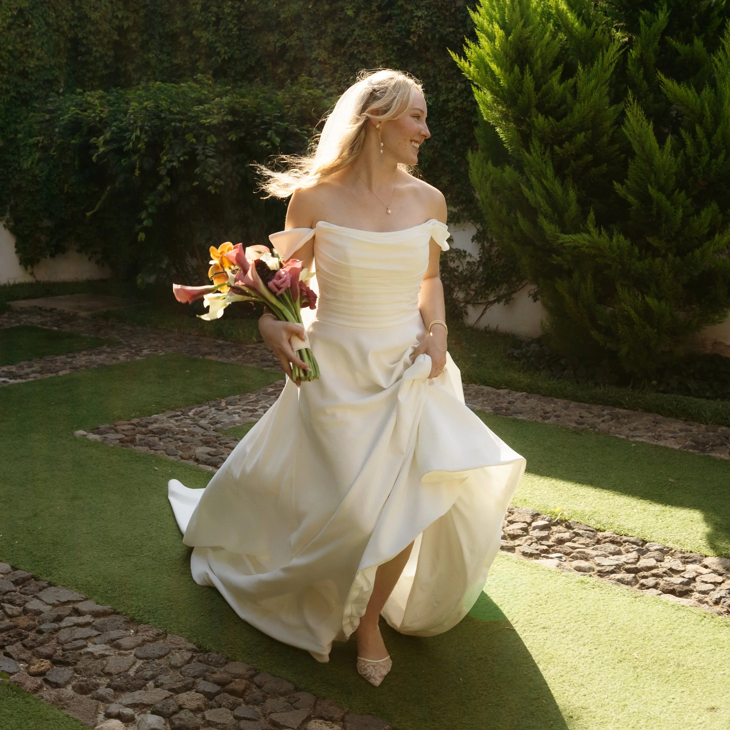Sometimes pictures do tell a thousand stories ✨💍 Siena Marie Photography #destinationwedding #antiguaguatemala #ido