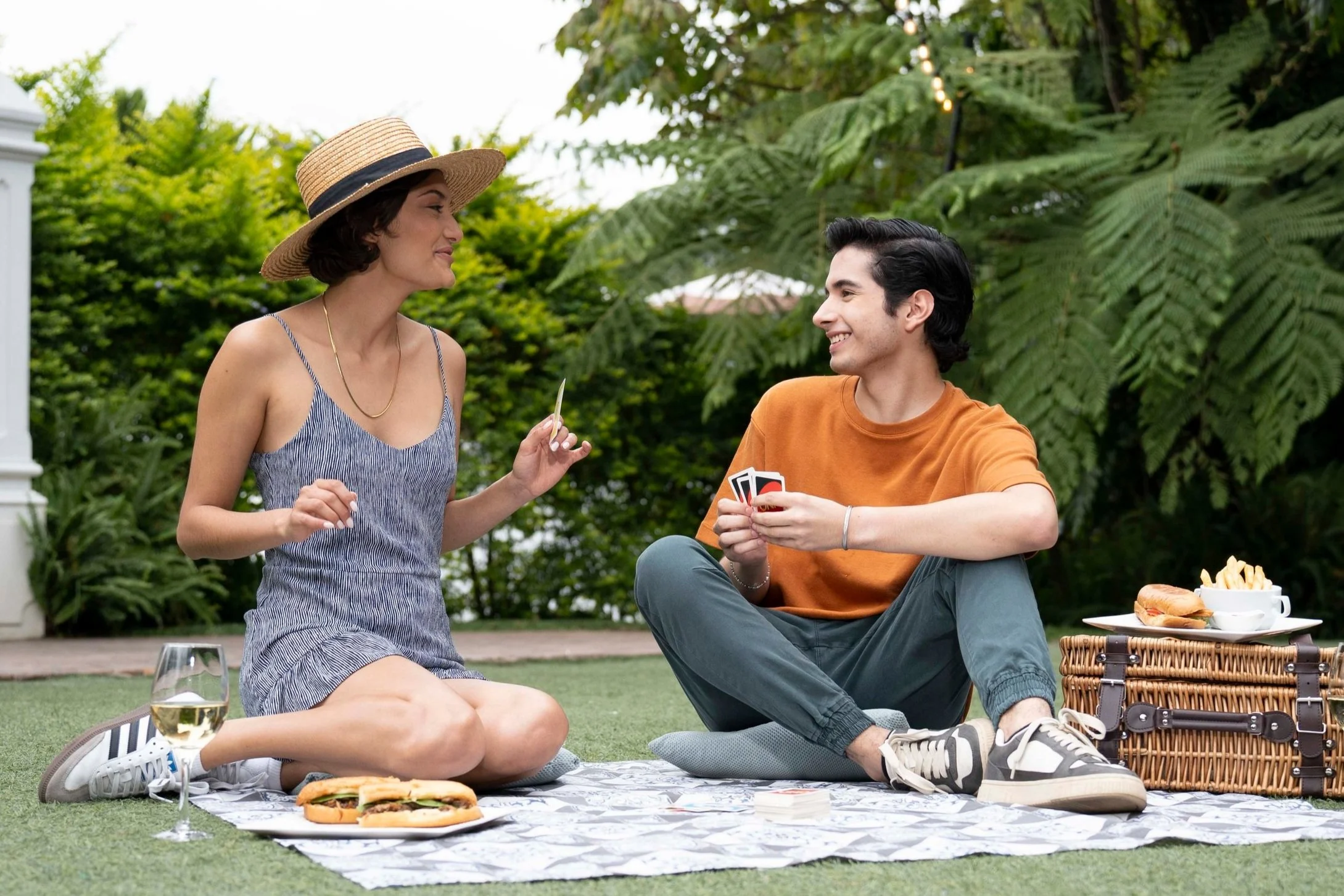 Amigos disfrutando de experiencia de picnic en Conceptio Antigua Guatemala