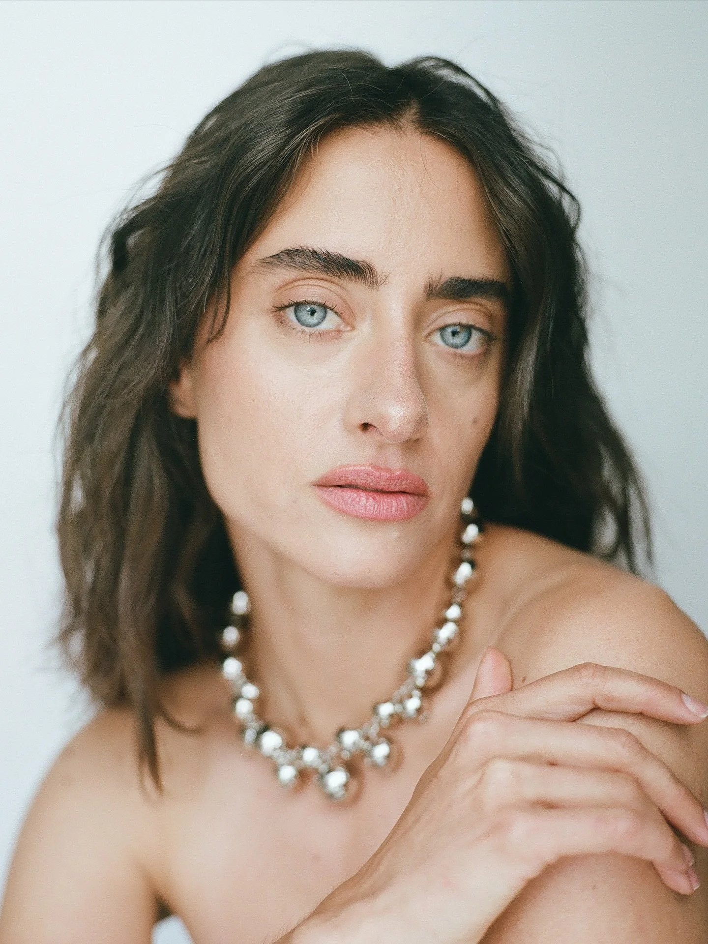 clean beauty test on medium format 🎞️☁️

Model: @justine_vivian 
Hair &amp; Makeup: @muah.angelisha 
Assist: @soontani 
Shot at: @stoodilydoodleyo 

#filmphotography #bayareaphotographer #sfphotographer #beautyphotography #beautyphotographer #laphot