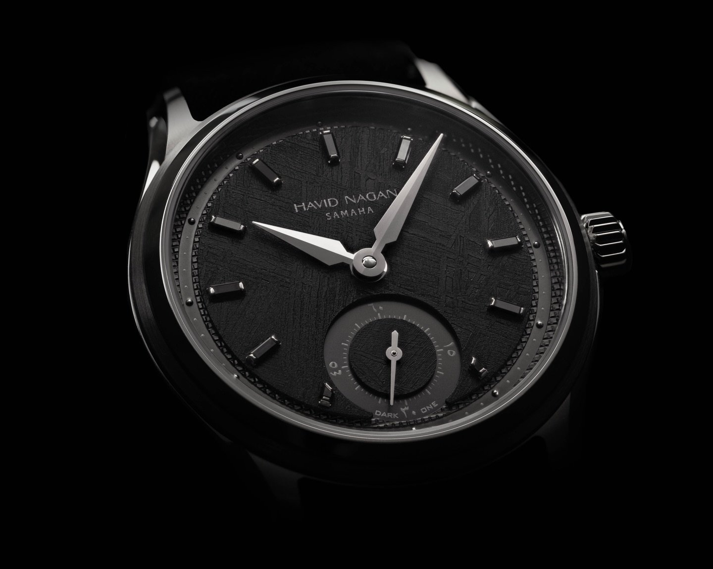 The Dark One / @samahastudio x Havid Nagan 

A limited-edition timepiece that redefines the watch dial as a living expression of light and time. At the center of The Dark One is a rare galvanized African meteorite dial. Its natural
Widmanst&auml;tten