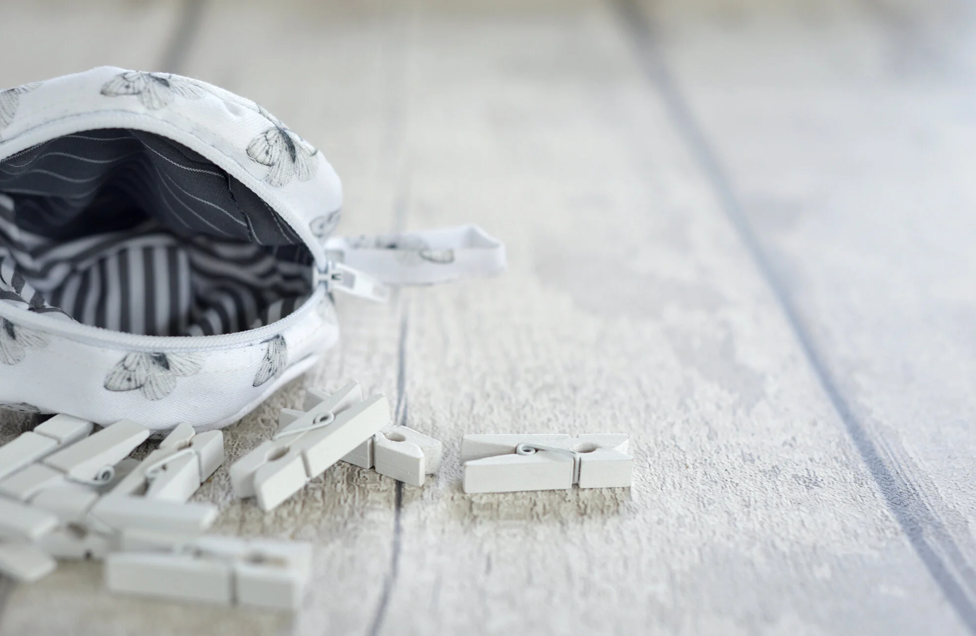 CABBAGE WHITE FABRIC ZIPPY POUCH_PART.JPG