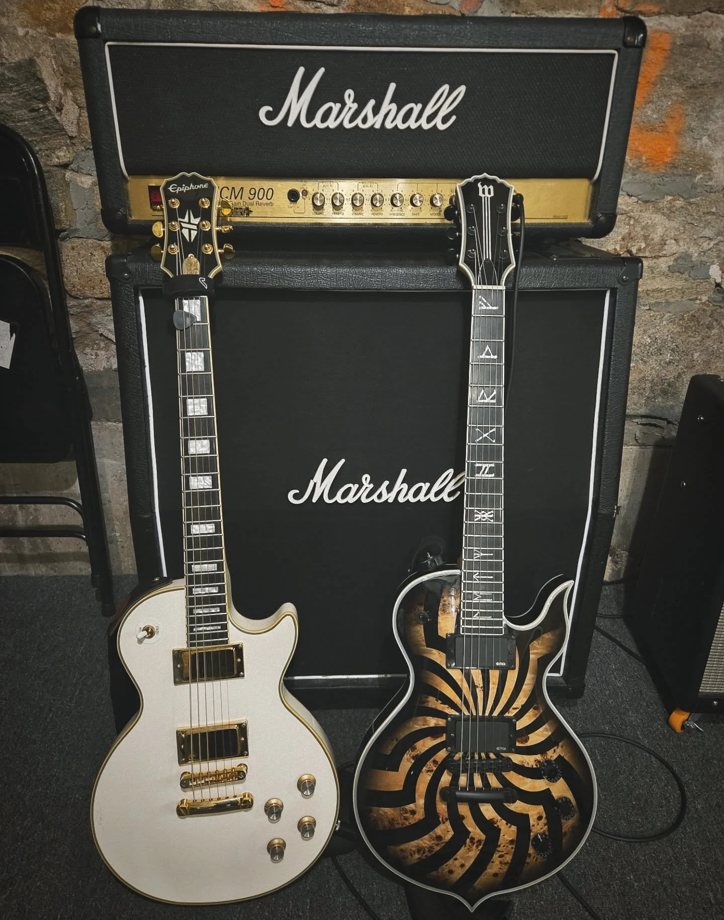 Axe combo 🔥
.
.
.
#guitarplayer #guitarist #guitar #guitarporn #guitarlife #guitaristsofinstagram #guitarstagram #guitaramp #epiphone #epiphoneguitars #lespaul #lespaulcustom #epiphonecustom #bjorngelotte #inflames #zakkwylde #schecter #schecterguit