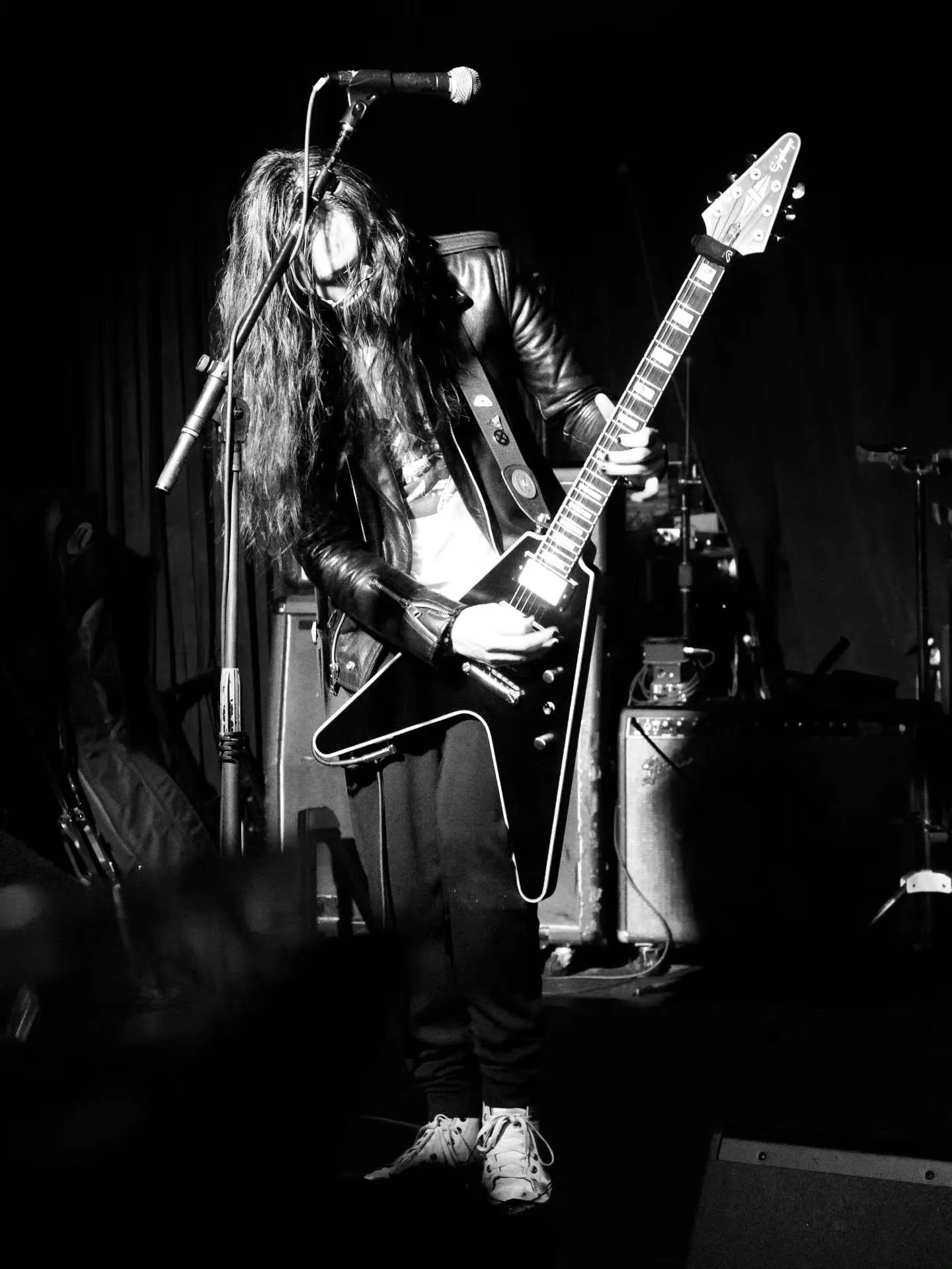 🤘🏻
.
.
.
📸@boringfernando 

#photography #bandphoto #metal #rockband #guitar