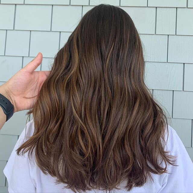 This college grad needed a pick me up! 😍.
.
Color by @teasybreezy.ct and cut and style by @k.edwardsanz 🙌🏻🙌🏻.
:
#fairfield #fairfieldcounty #fairfieldcountyct #fairfieldct #cthair #cthairstylist #cthaircolorist #brunettebalayage #brunettehair #l
