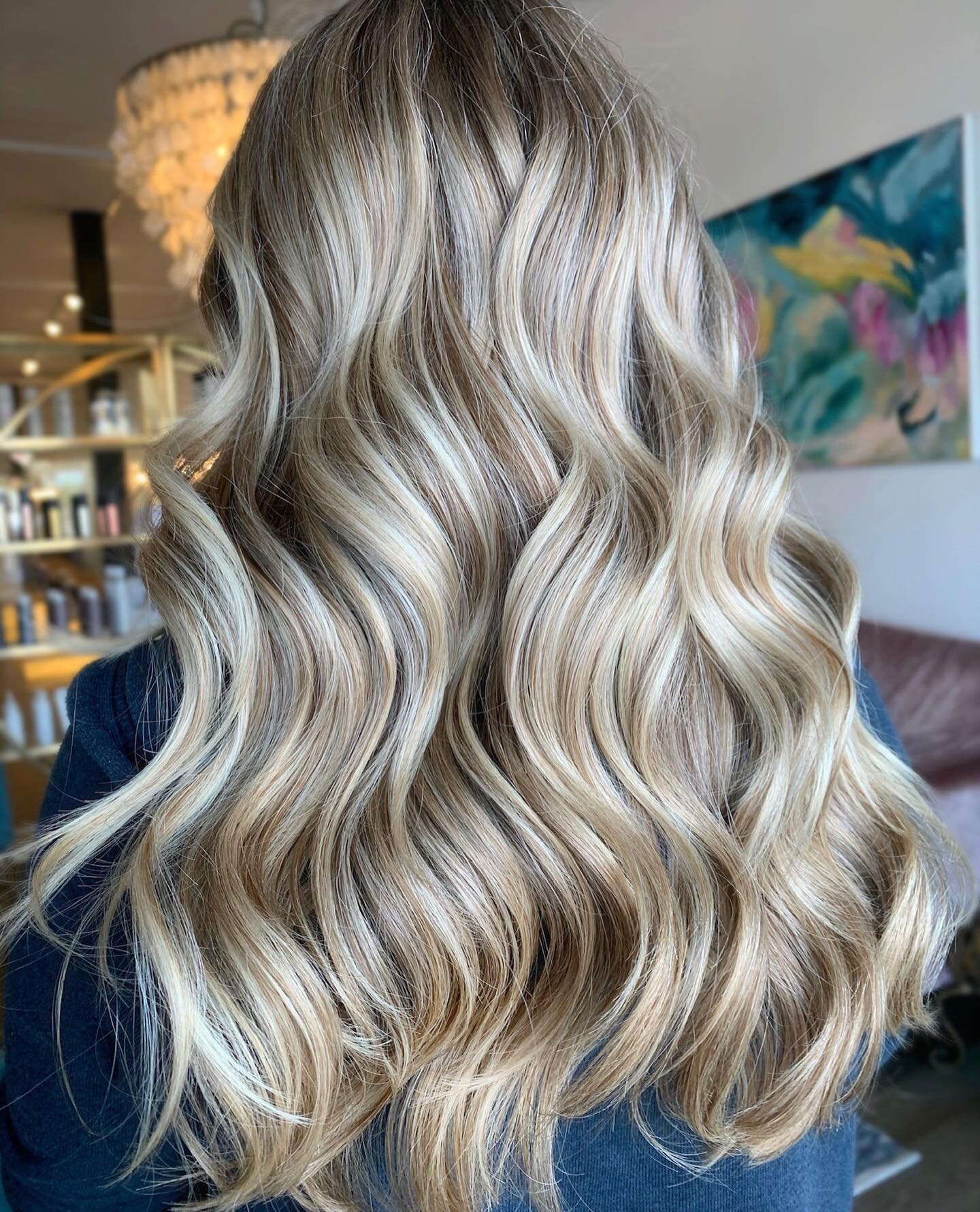Creamy blonde

Color by me
Style by @shearsandheels 

#goldwellcolor #creamyblonde #blondehair #blondehighlights #hairgoals #teasylights #balayage