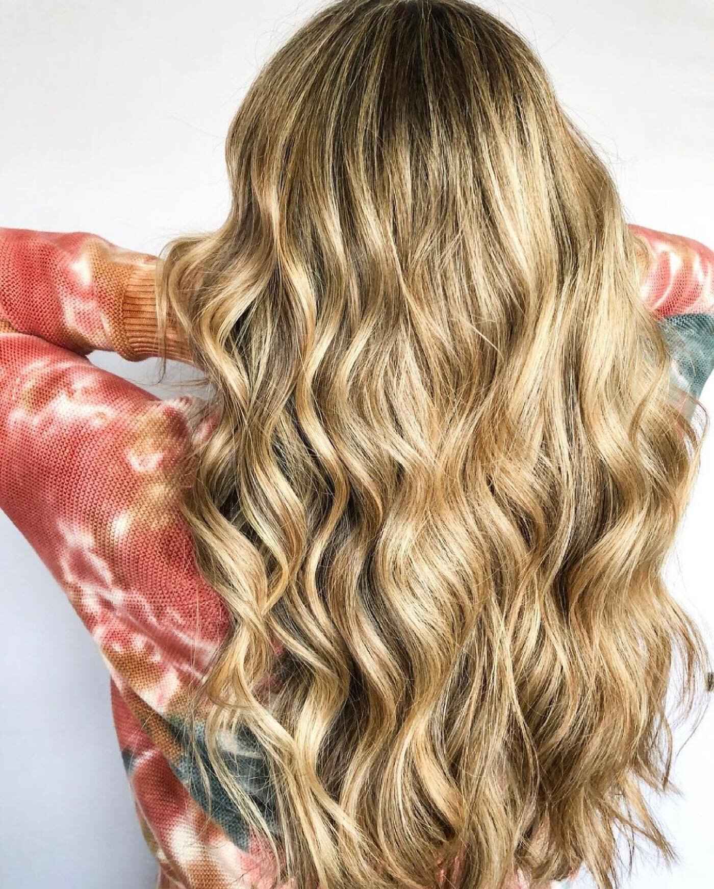 Blonding season has arrived!☀️☀️.
.
.
Color by @samanthathecolorist style by @caracolorshair .
.
.
#fairfieldcounty #fairfield #fairfieldct #fairfieldmoms #fairfieldhairstylist #fairfieldhair #fairfieldhairsalon #cthair #cthairsalon #cthaircolor #ctb