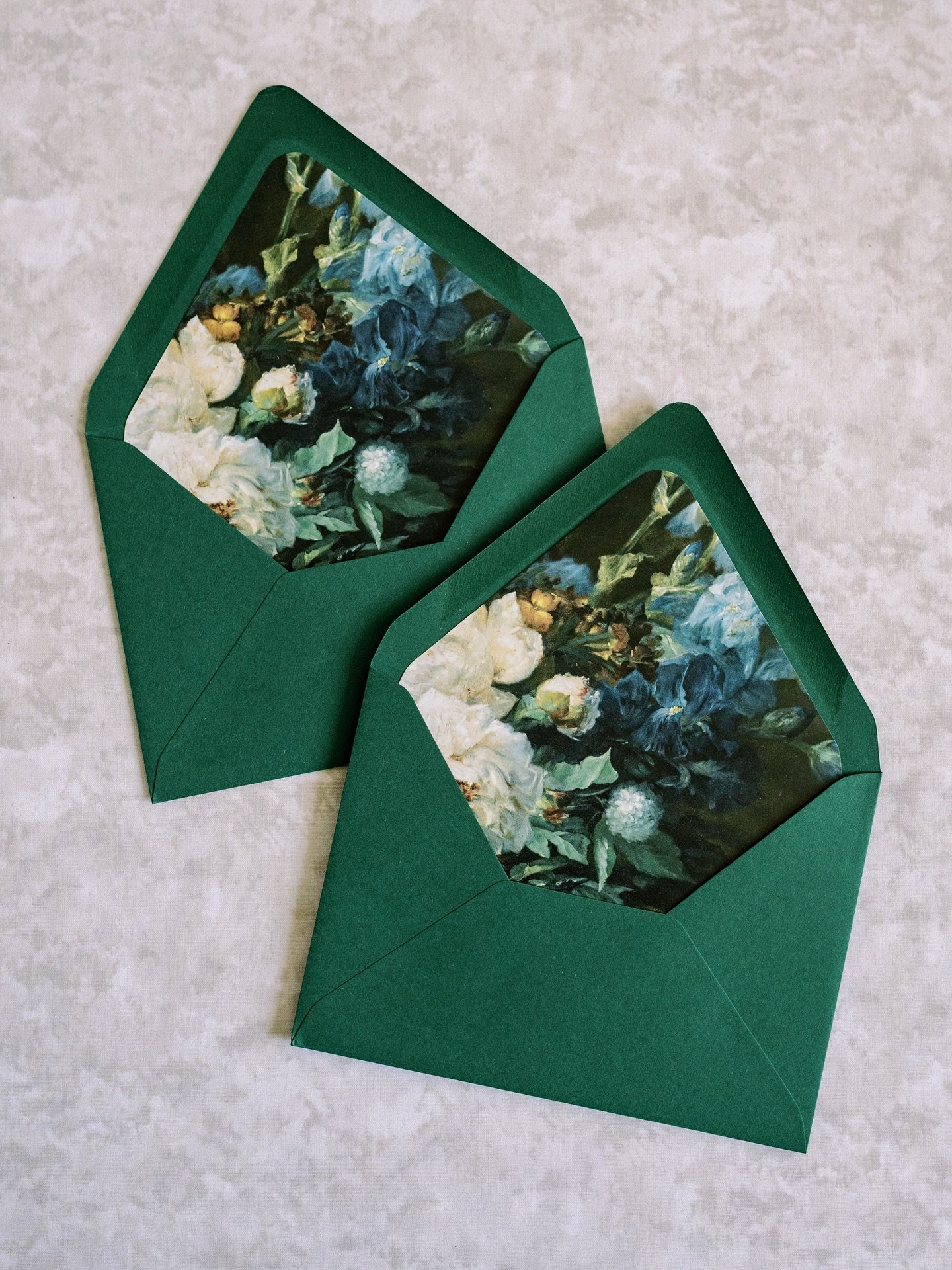 Lush green in the outside, vintage florals on the inside 💌