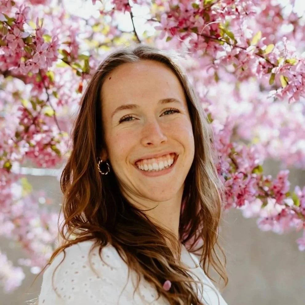 Kyrie Schroeder, Aide
