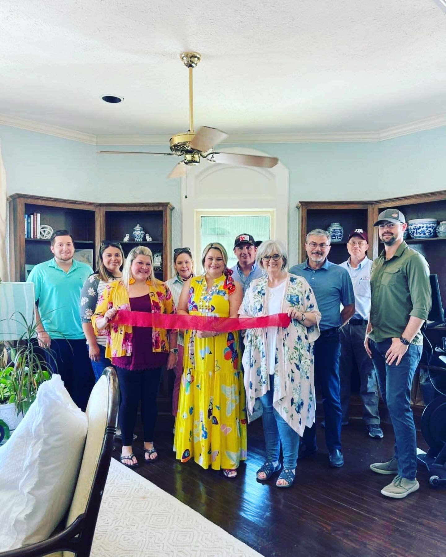 Hip, hip, hooray! The @vivantideas office is officially open! Thank you to the #mineolachamberofcommerce for hosting the ribbon cutting, @bella_floral_quitman for the gorgeous florals, @getbakedbychristina for the tasty sweets, and to my mama for mak