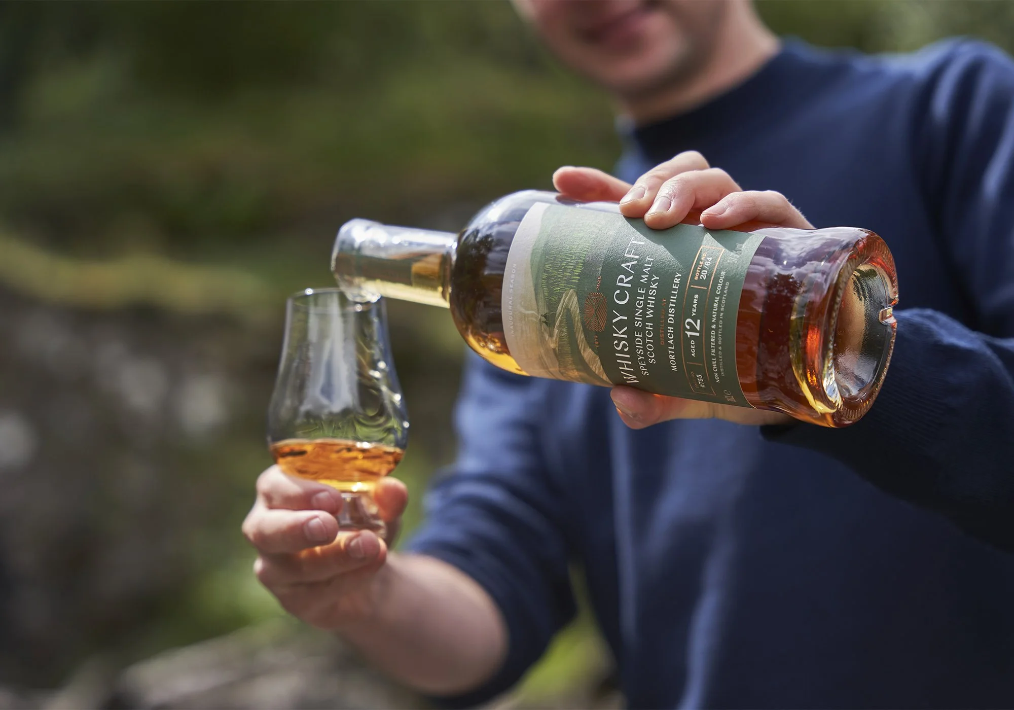Lifestyle image pouring Whisky Craft