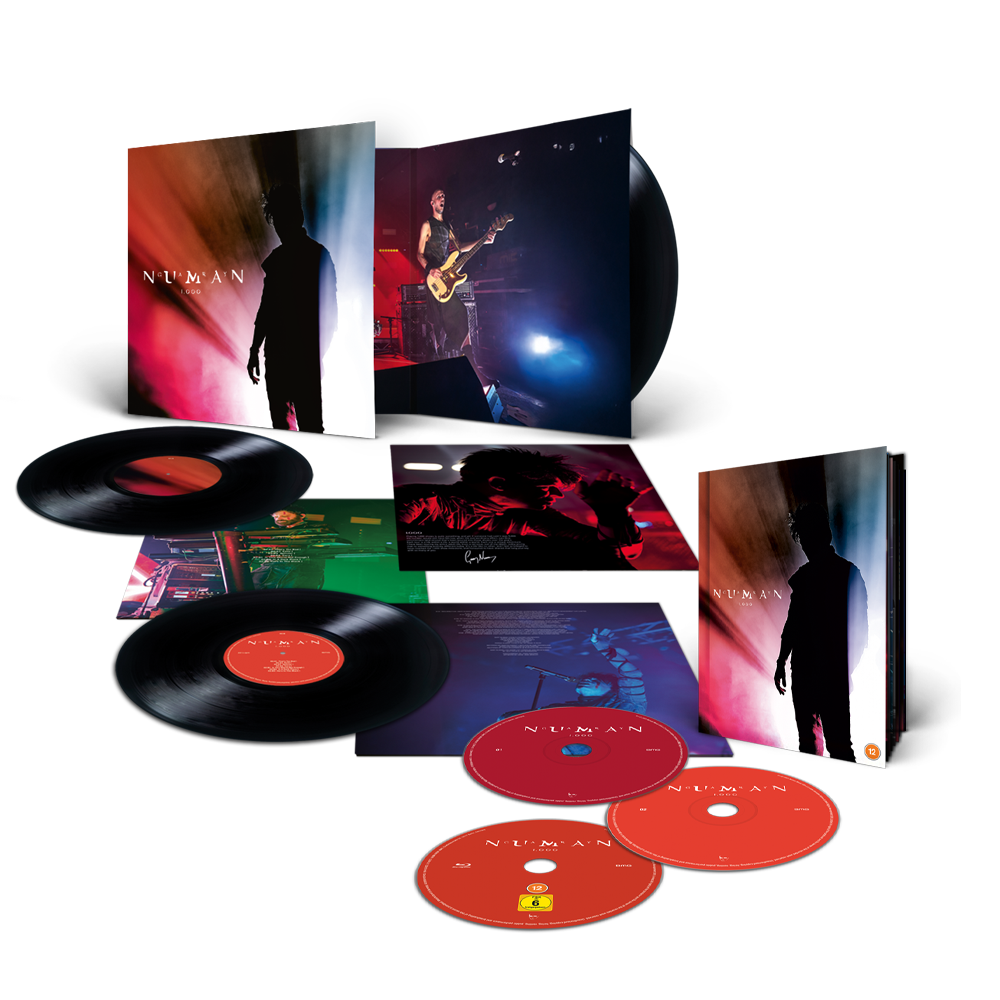 Een uitgebreide set van muziekalbums, inclusief vinylplaten, cd's, en een boek met een muzikale artiest op de cover. Er zijn ook foto- en posterafbeeldingen van een performer met een gitaar op het podium.