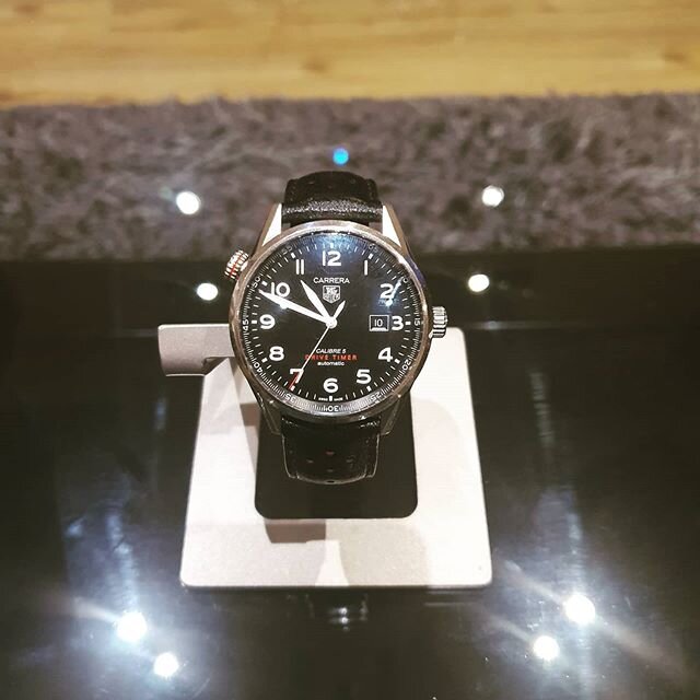 Beautiful example of the discontinued Tag Heuer Cal 5 drive timer. 🚘

As many of you looking at this listing will know these examples are increasingly more difficult to come by in decent unaltered condition.

The time keeping is running accurately a