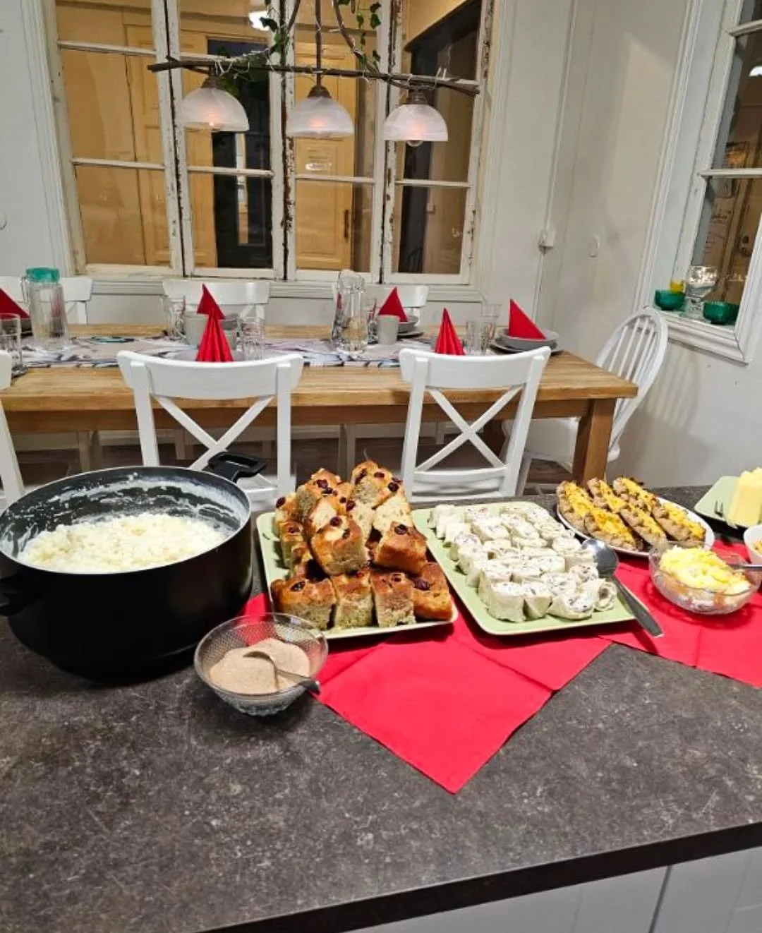 T&auml;n&auml;&auml;n vietettiin perinteist&auml; puurojuhlaa hoitokodilla. Herkuteltiin yhdess&auml;, visailtiin ja koristeltiin kuusi. Joulua kohti 🎄
#tulevaisuudenportti #kouvola #kotka #helsinki #takaisinkiinniel&auml;m&auml;&auml;n #psykiatria 