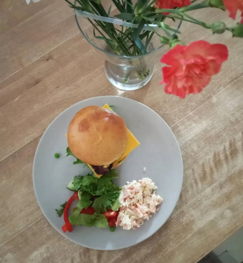 Viime viikolla toiveruokap&auml;iv&auml;n&auml; toteuttiin v&auml;h&auml;n spesiaalimpi toive, kun asiakkaat toivoivat itsetehtyj&auml; hampurilaisia.
#tulevaisuudenportti #kouvola #kotka #helsinki #takaisinkiinniel&auml;m&auml;&auml;n psykiatria hyv