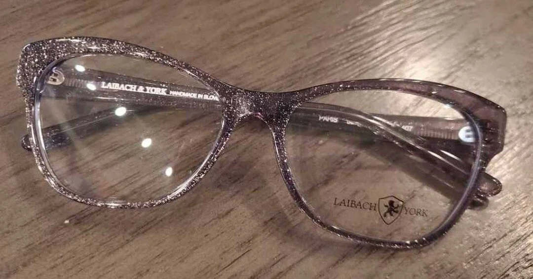 Sparkle Here ➡️ Tired of basic glasses? @thatglassesguy03 has just what you need to add a little ✨✨ to your look. Check out his booth inside Warehouse Row the next time you stop by!
.
.
.
.
.
#designerglasses #sparkle #eyewear #thatglassesguy #wareho