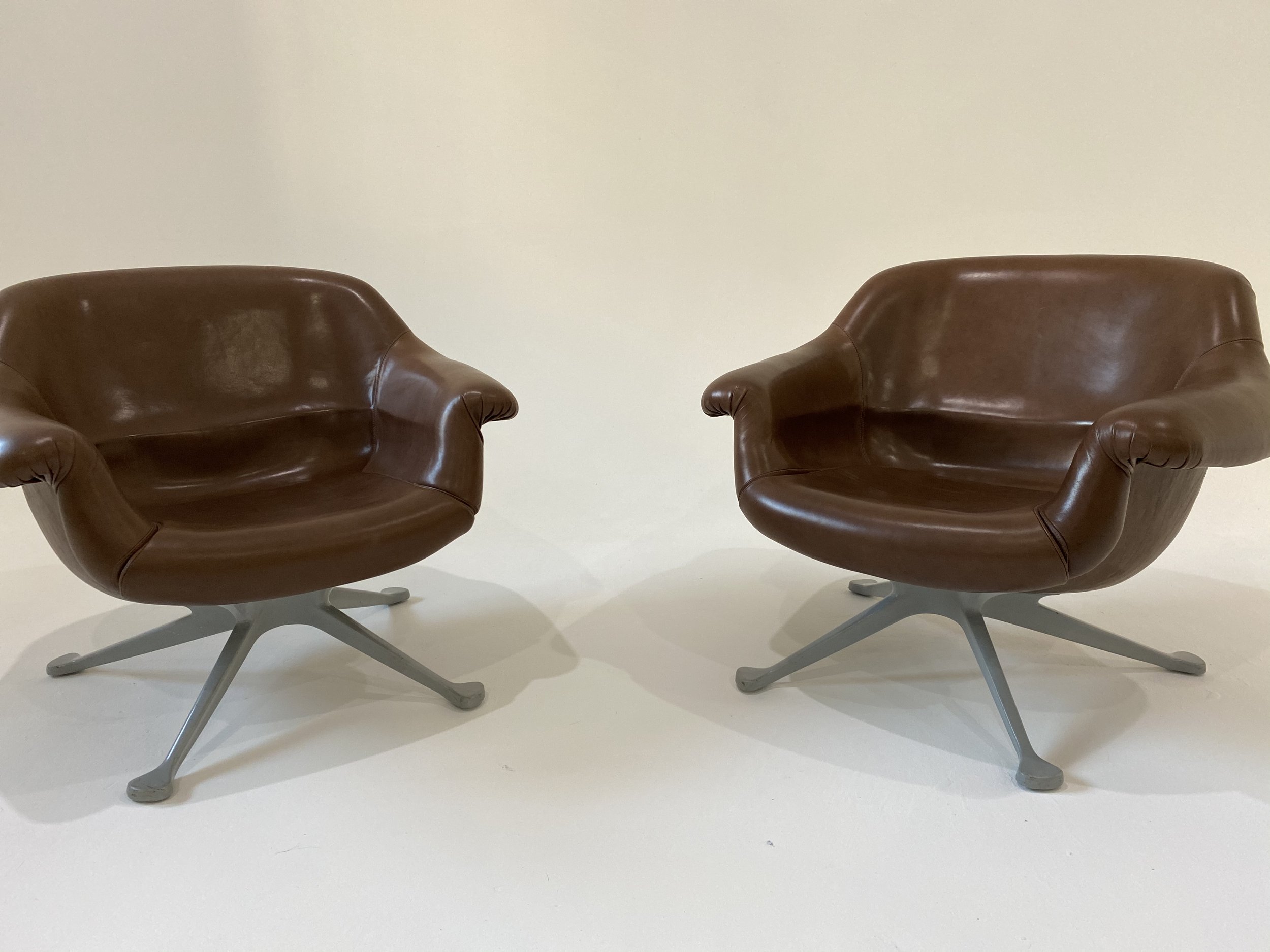 Angelo Mangiarotti Model 1110 Lounge Chairs