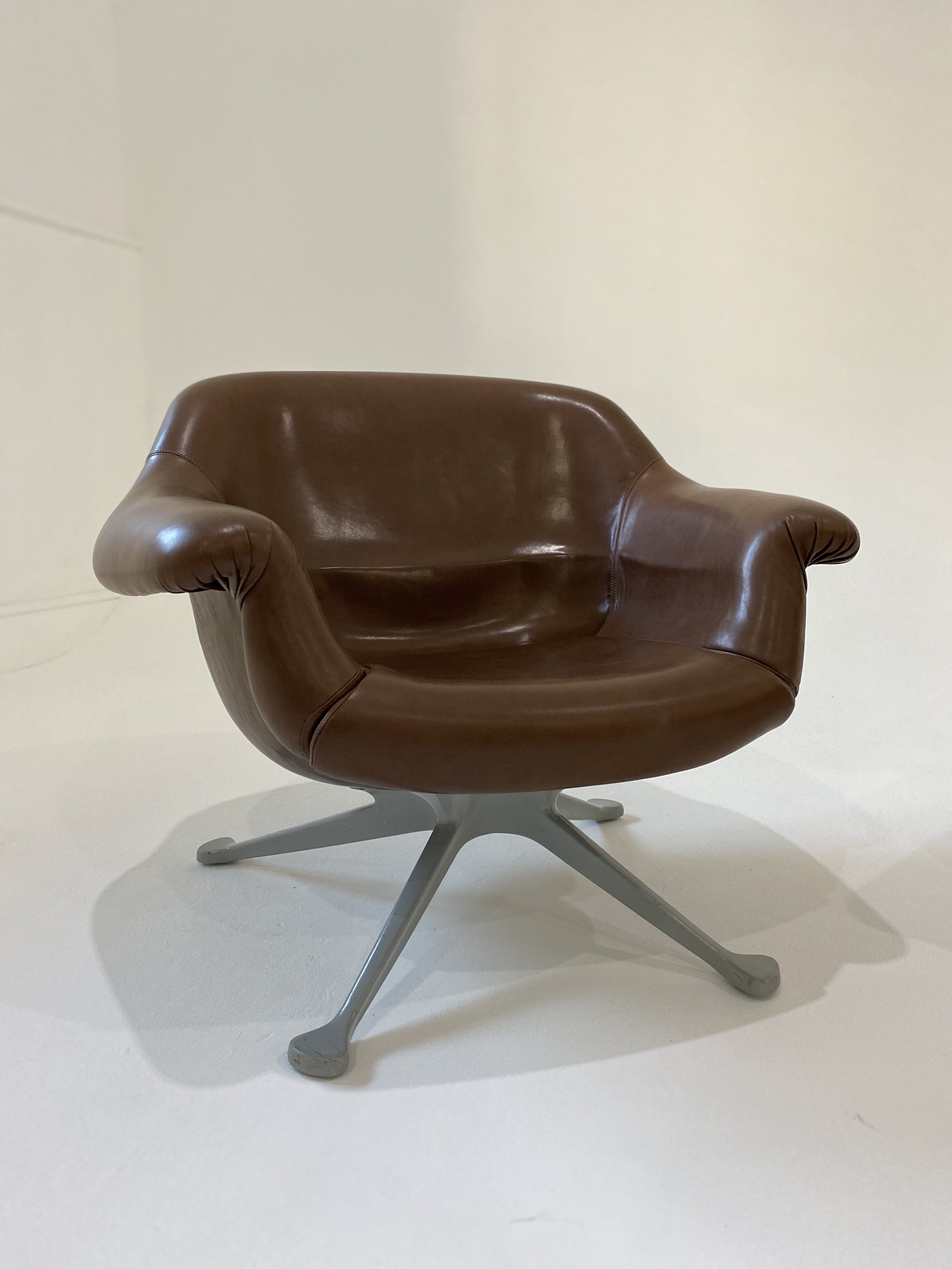 Angelo Mangiarotti Model 1110 Lounge Chairs