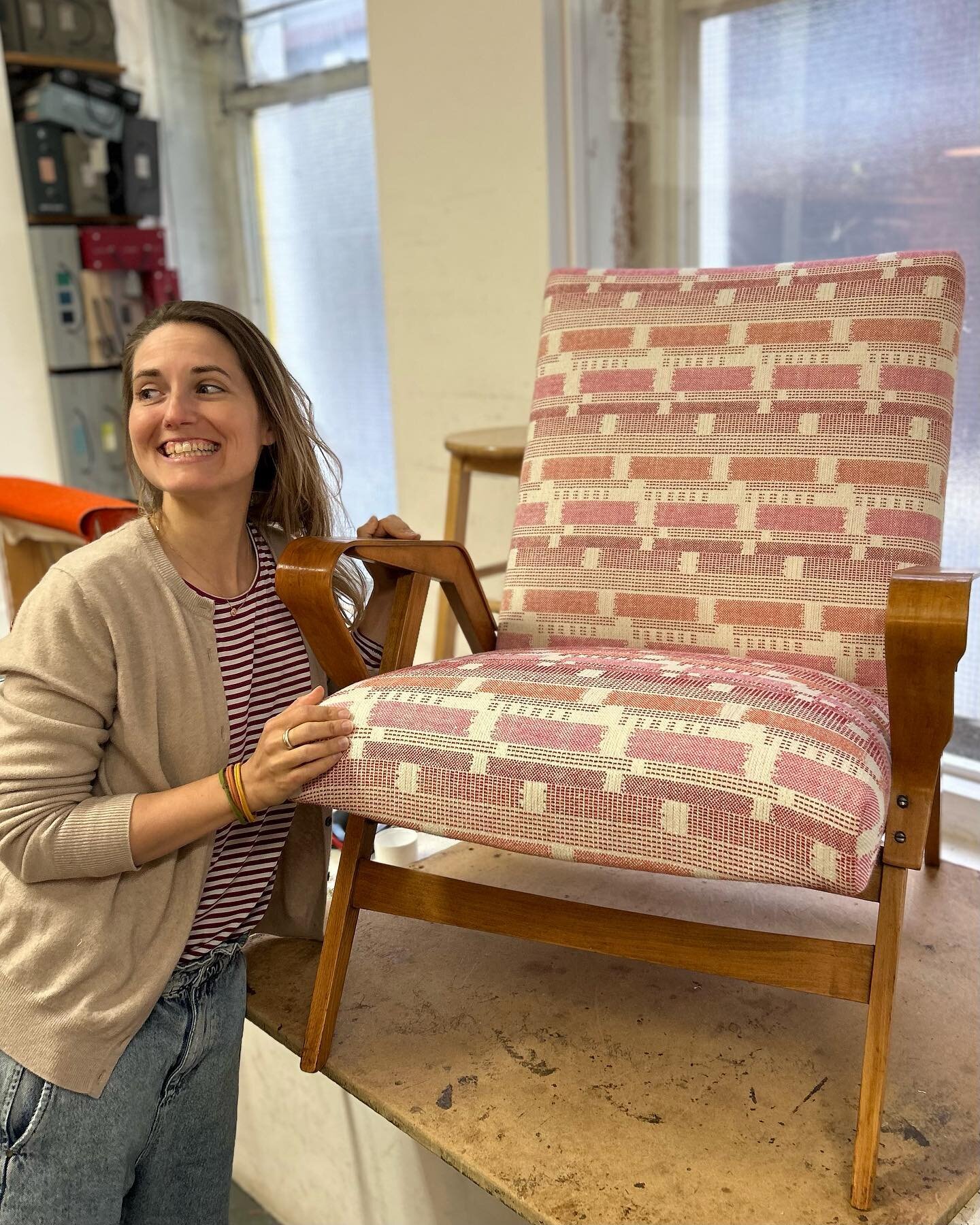 Friday afternoon finished chair alert 🥂 @cammartinez5 has nailed this one in her leisure class and the fabric choice is spot on @christopherfarrcloth. Booking is open for our September courses now, head to our website (link in bio!) or call us for m
