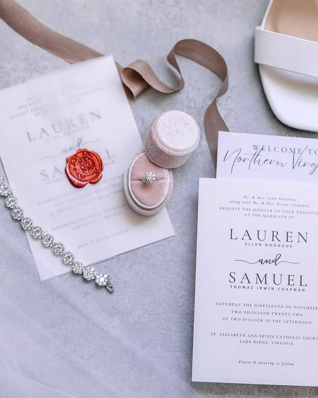 Pretty paper is definitely our thing! Your invitation sets the tone for what&rsquo;s to come &amp; excites your guests about your big day! 

#engagementring #enagementphotos #weddinginvitations #weddinginspiration #wedding #weddingplanning #weddingph