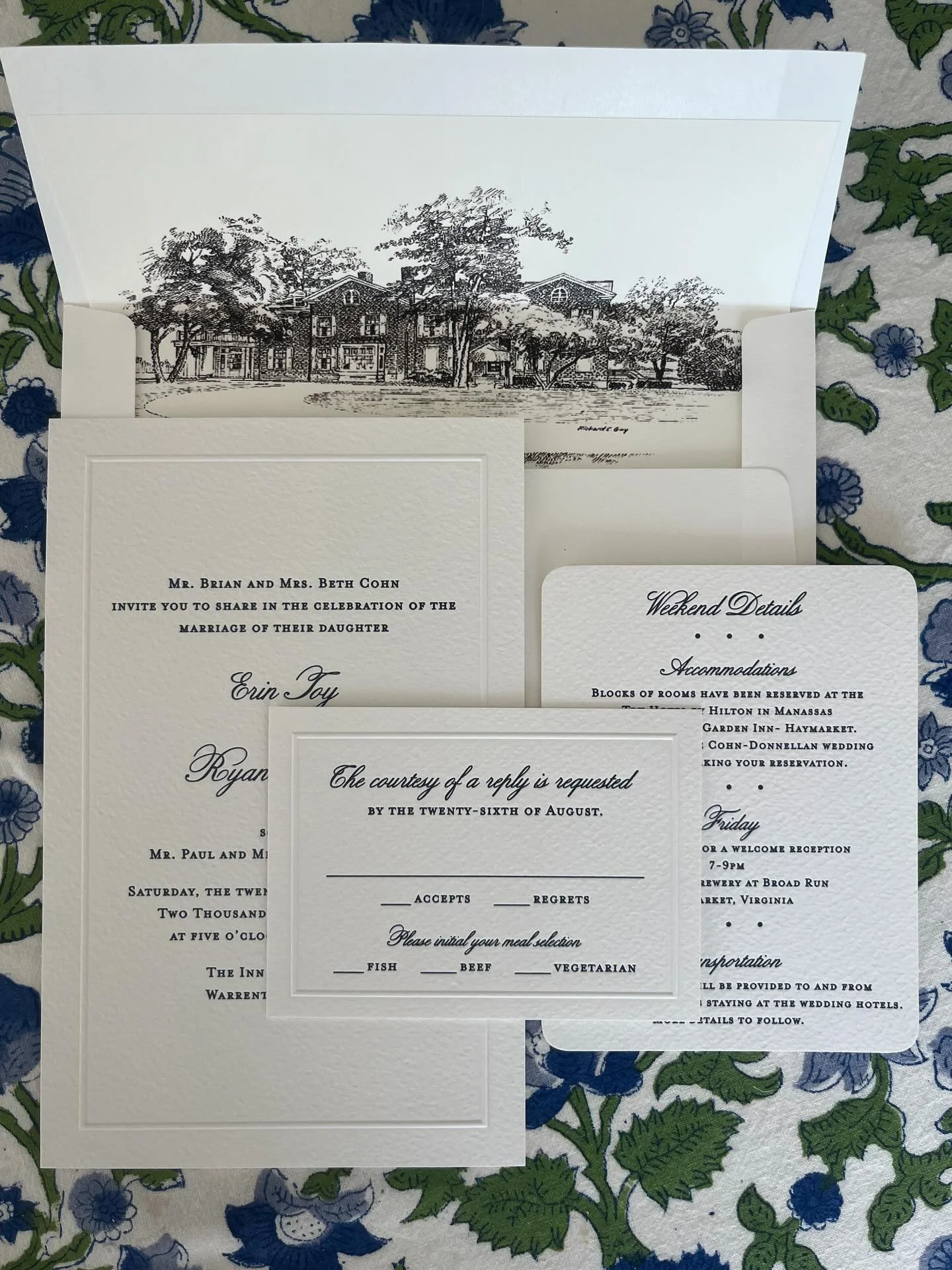 These custom wedding invitations turned out better than we dreamed🤩💌 The invite sets the tone for your entire wedding weekend- let us create something unique and special for your wedding day! 

@carlsoncraft 
@designersfinepress 

#beautiful #weddi