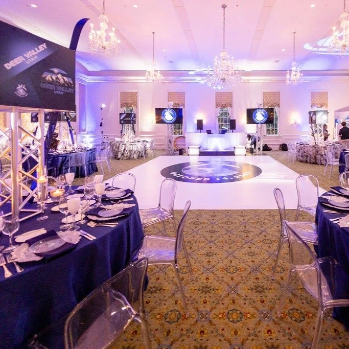 Its officially ski season so we are throwing it back to Carden and Aiden's Apr&egrave;s Ski B'nai Mitzvah! Our skiers showcased their favorite ski locations, set in a dramatic ski lodge with cozy campfire cocktails and even a ski lift! 
Who's ready t